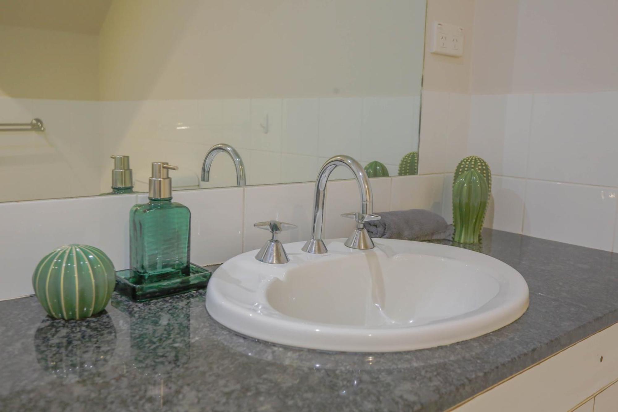 Holiday home Elegant 2 Bedroom Close To Buz Bridge Rd 2 E-bikes Included Sydney