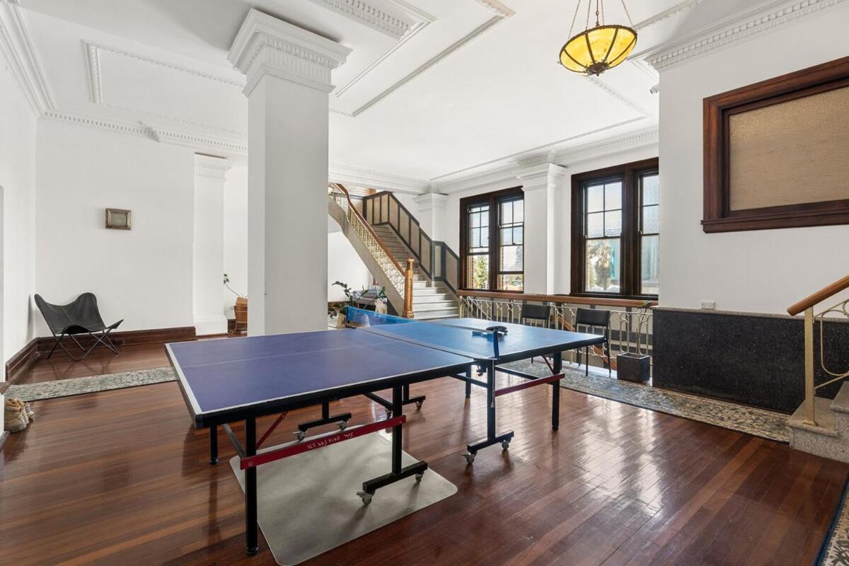 Views, Grand Art Deco 2bed * Sydney