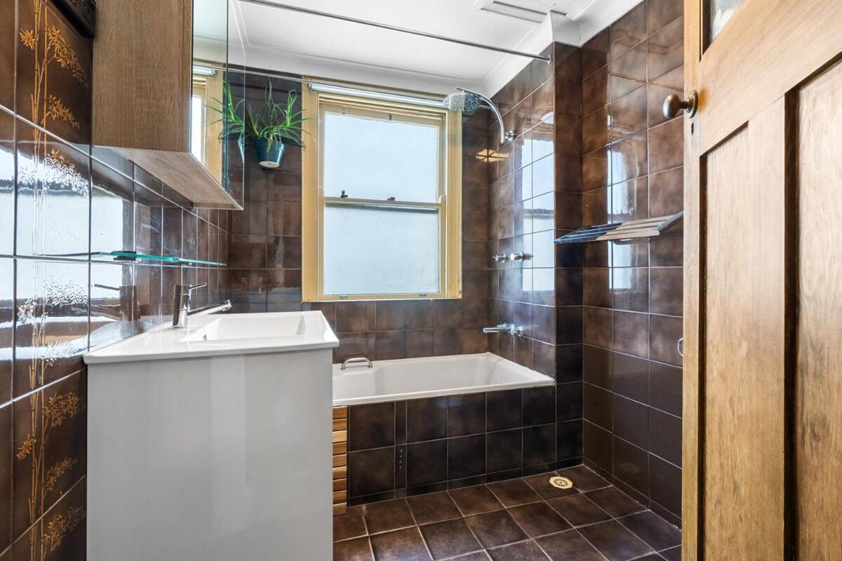Apartment Views, Grand Art Deco 2bed Sydney