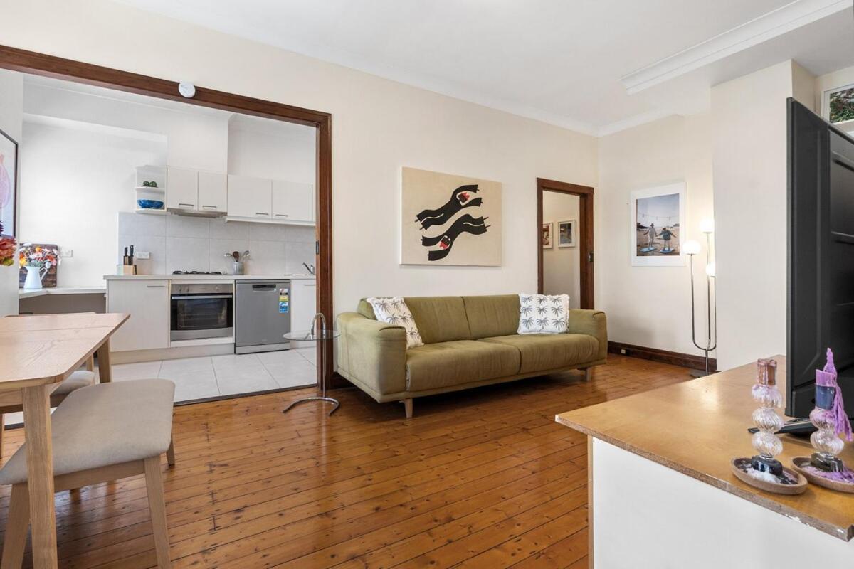 Views, Grand Art Deco 2bed * Sydney