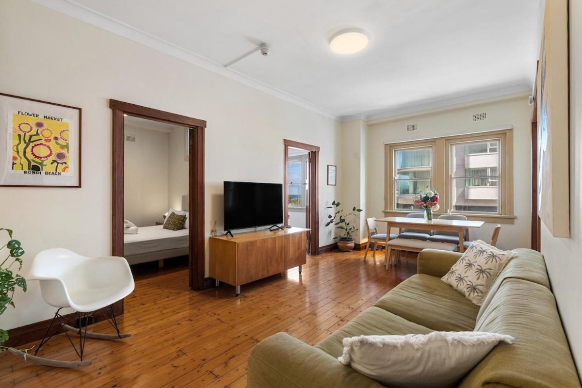 Views, Grand Art Deco 2bed Sydney