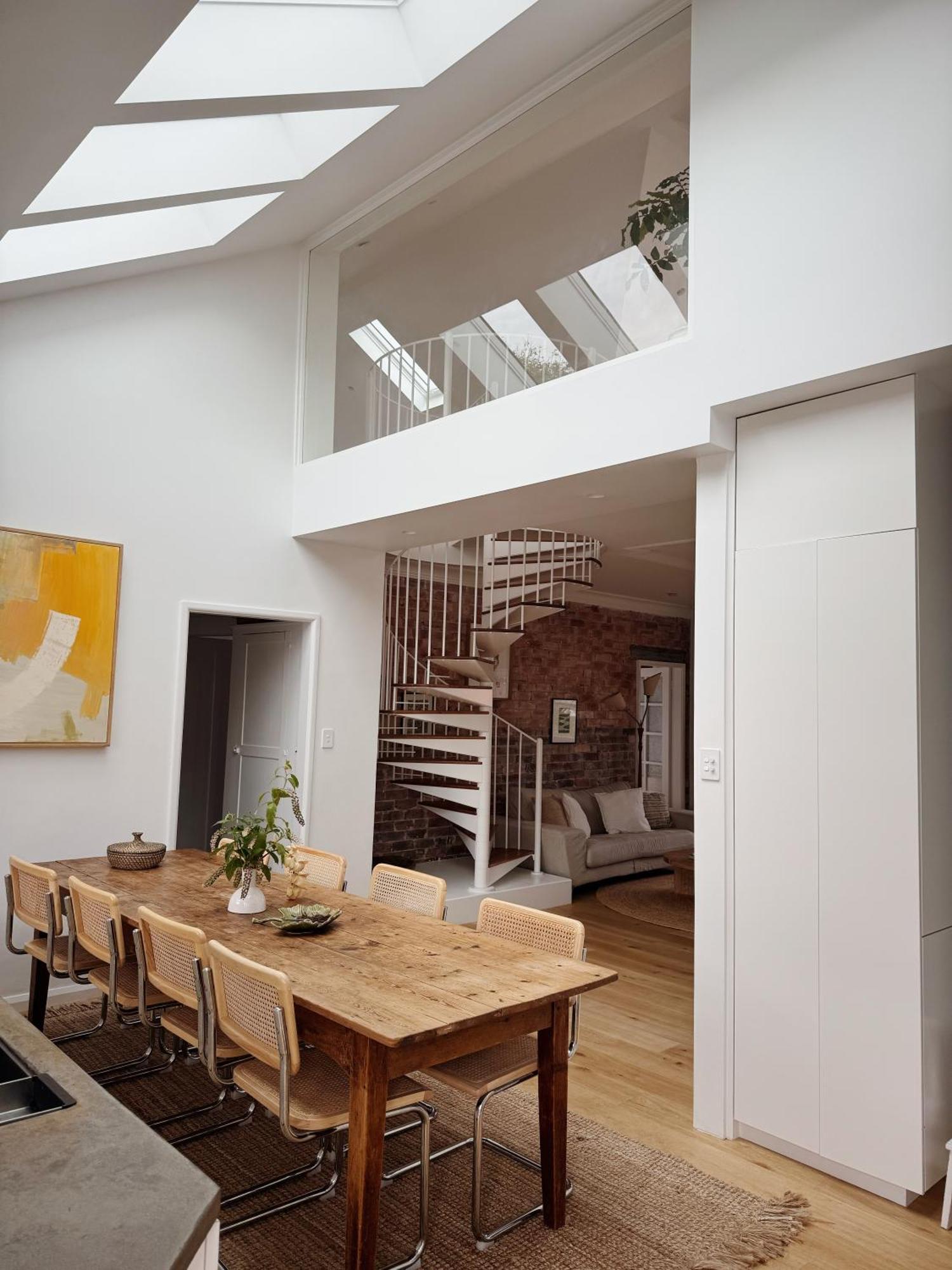 Spacious 4-bedroom Manly Apartment, Balcony, Bath & Fireplace, 2 Min To Apartment