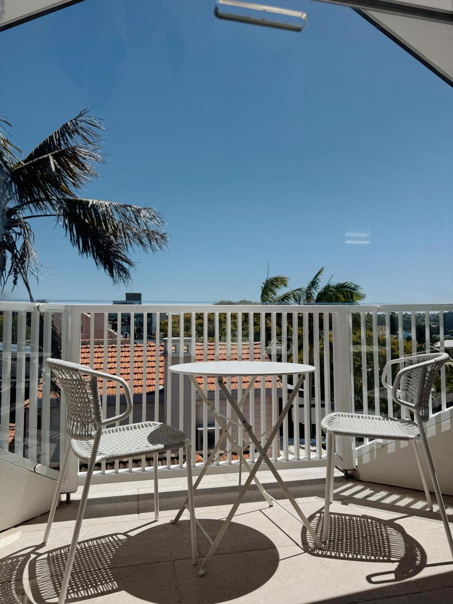 Apartment Spacious 4-bedroom Manly Apartment, Balcony, Bath & Fireplace, 2 Min To