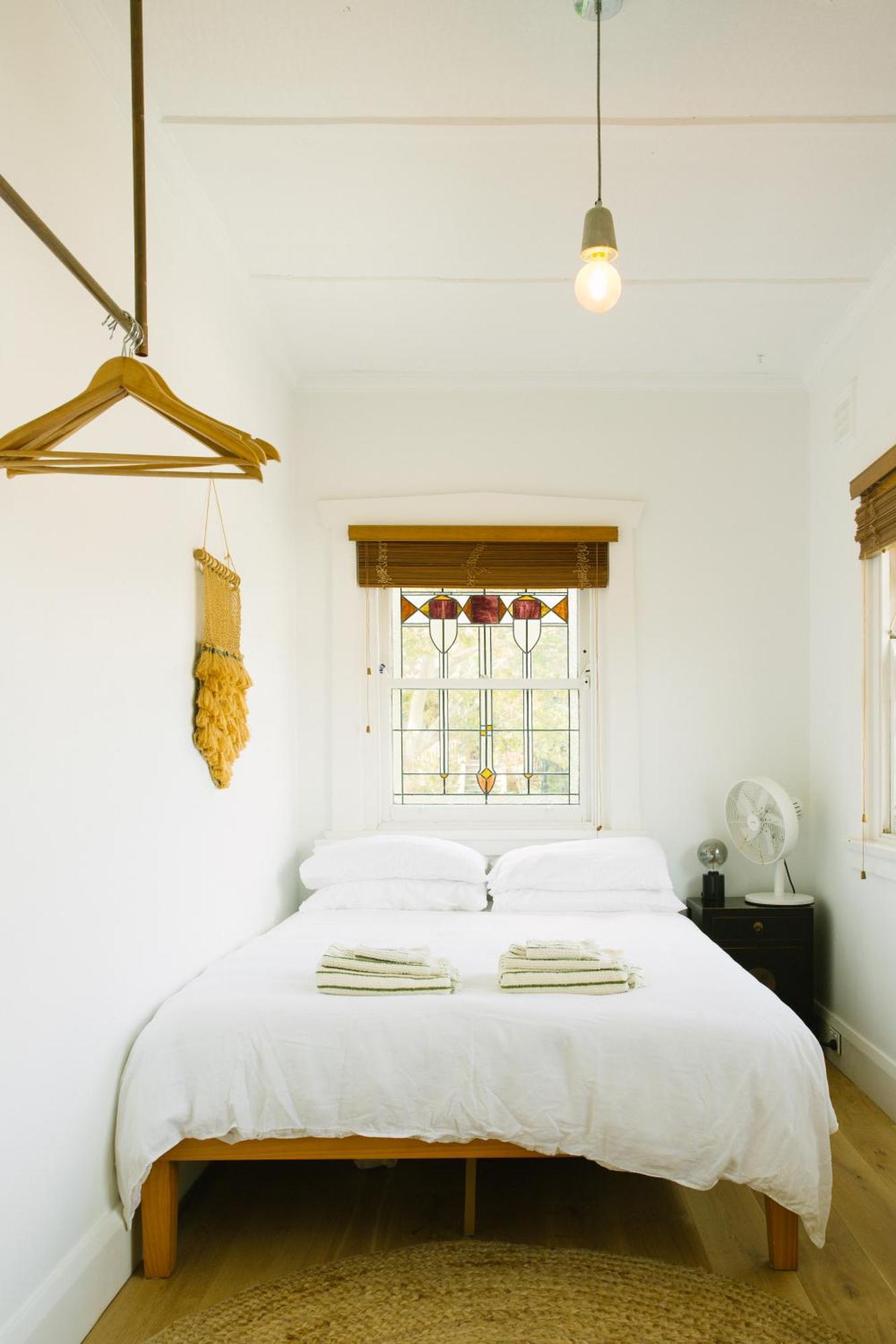 Apartment Spacious 4-bedroom Manly Apartment, Balcony, Bath & Fireplace, 2 Min To