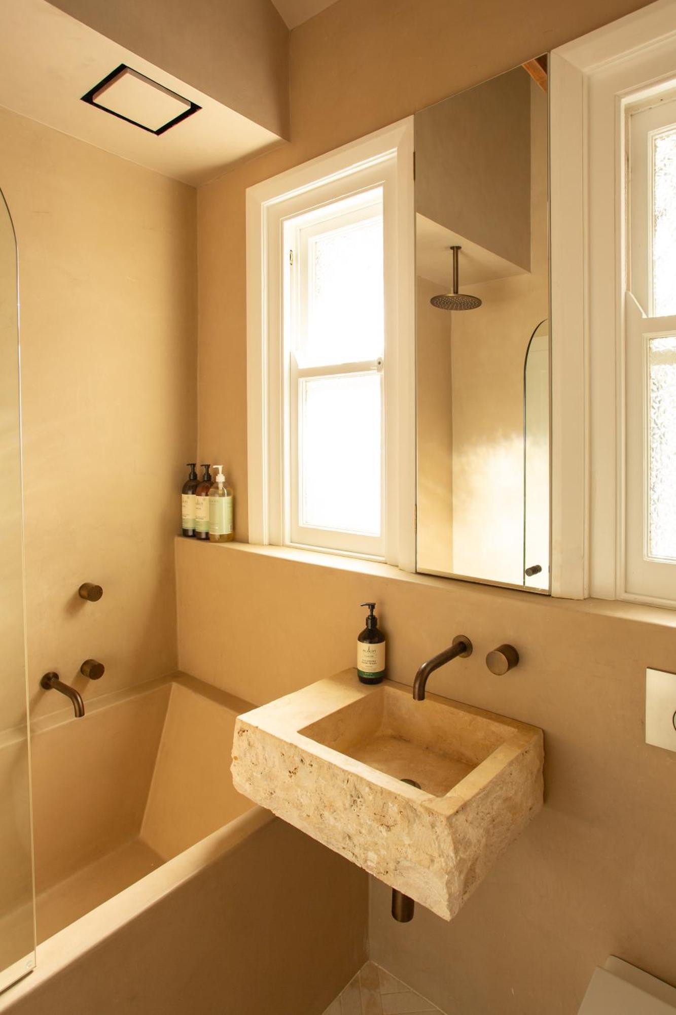 Apartment Spacious 4-bedroom Manly Apartment, Balcony, Bath & Fireplace, 2 Min To *