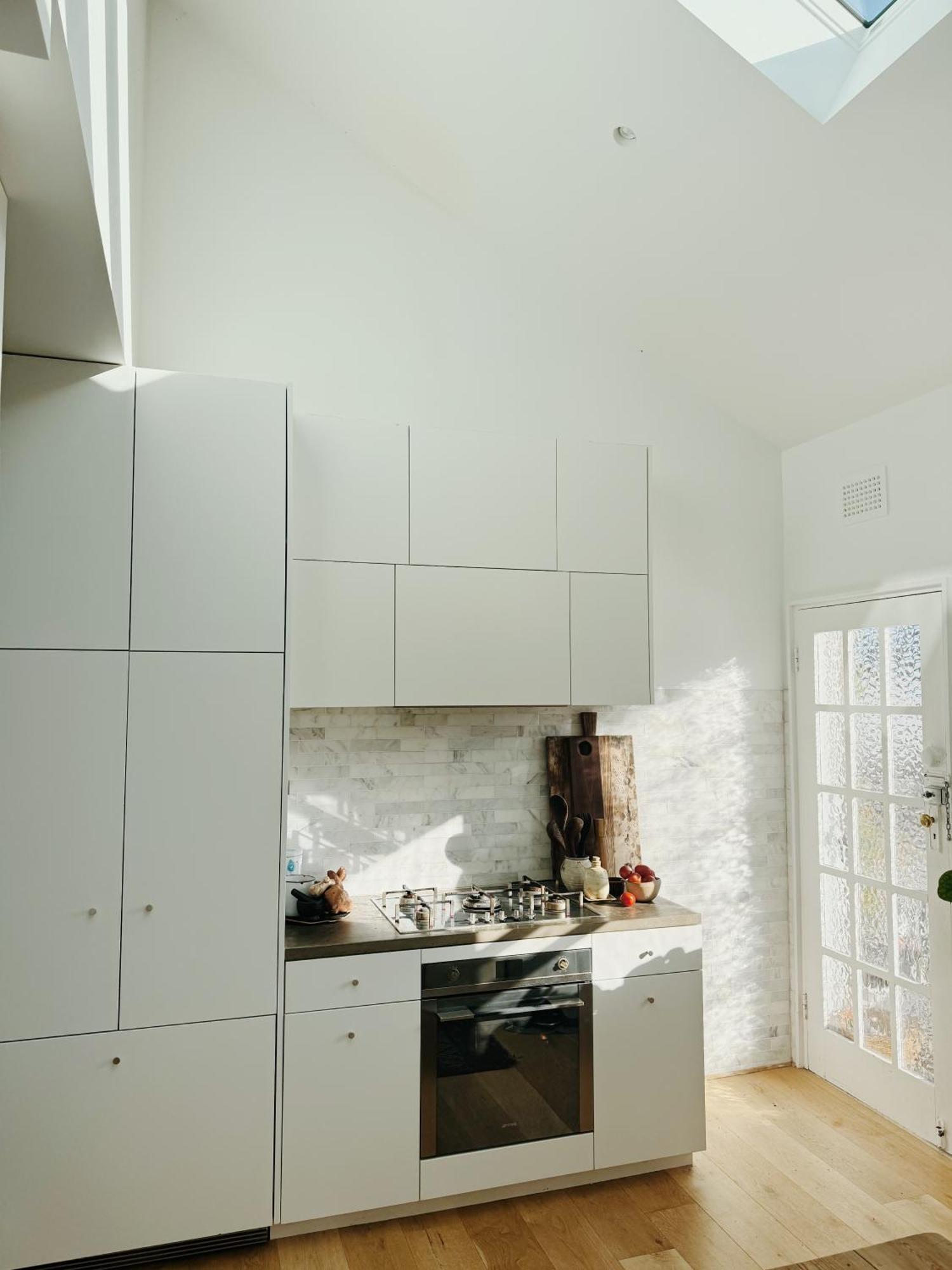 Apartment Spacious 4-bedroom Manly Apartment, Balcony, Bath & Fireplace, 2 Min To