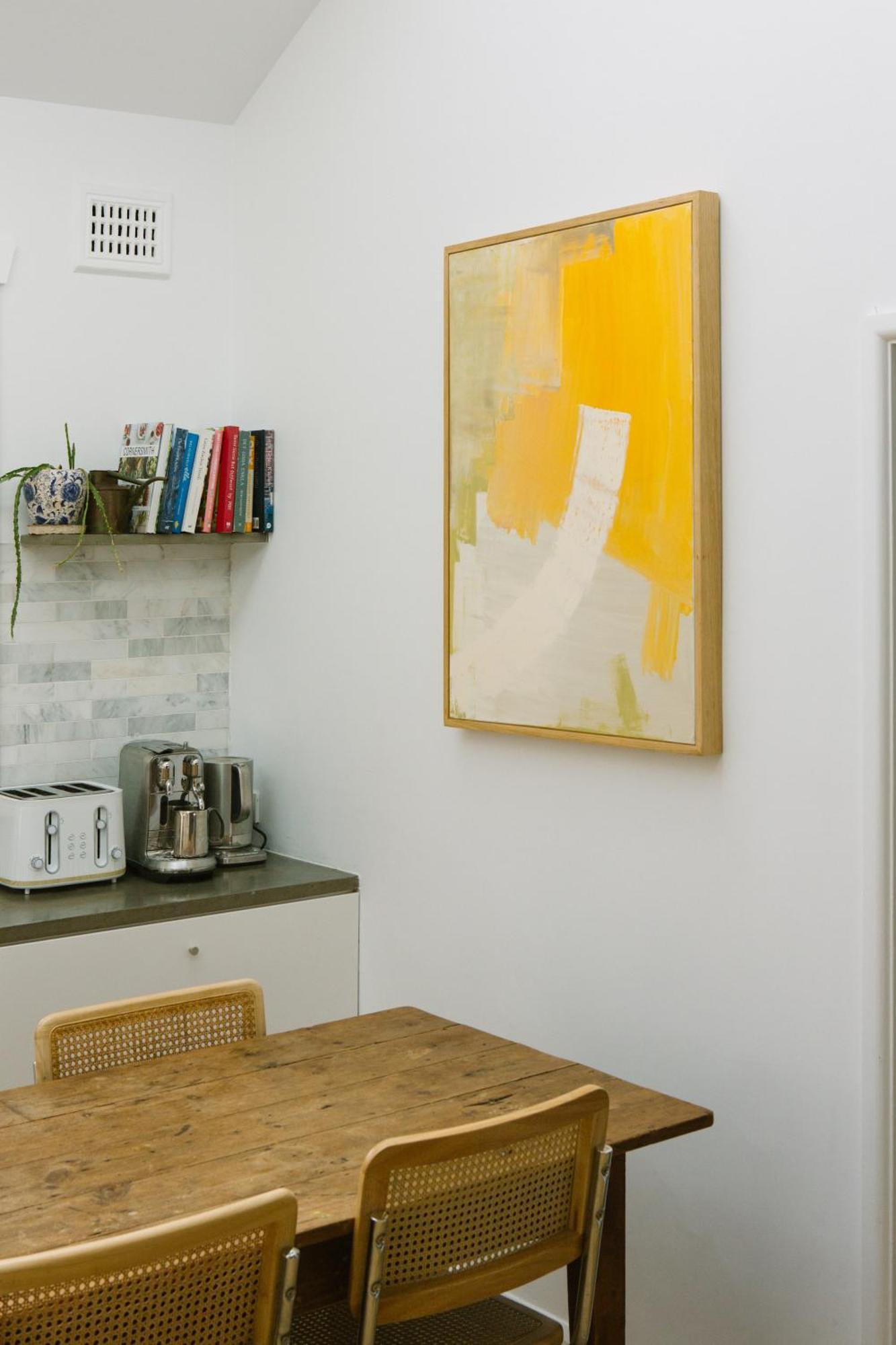 Spacious 4-bedroom Manly Apartment, Balcony, Bath & Fireplace, 2 Min To