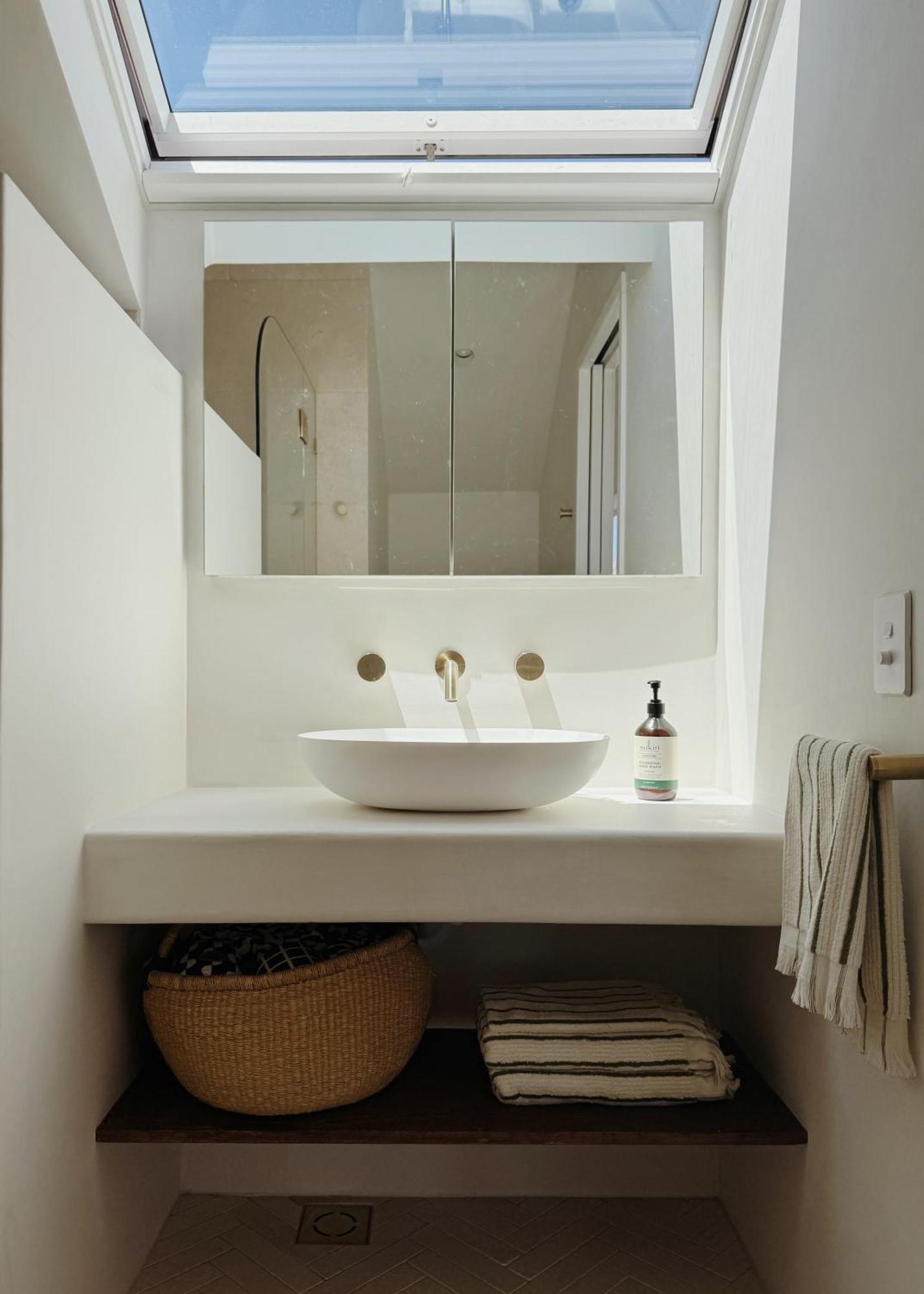 Spacious 4-bedroom Manly Apartment, Balcony, Bath & Fireplace, 2 Min To Apartment