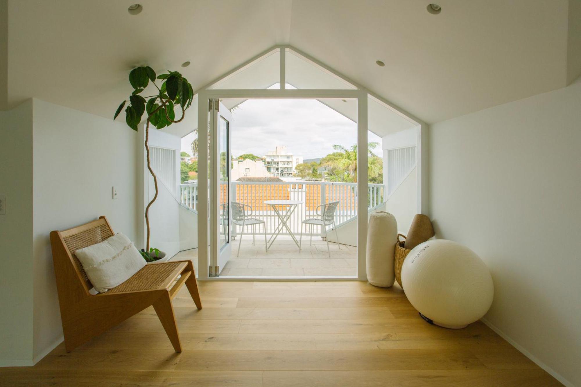 Spacious 4-bedroom Manly Apartment, Balcony, Bath & Fireplace, 2 Min To