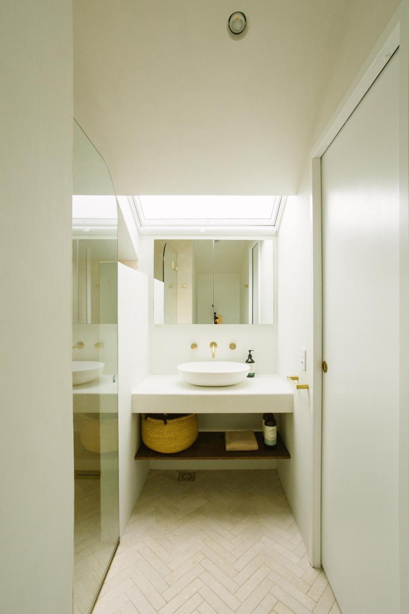 Spacious 4-bedroom Manly Apartment, Balcony, Bath & Fireplace, 2 Min To