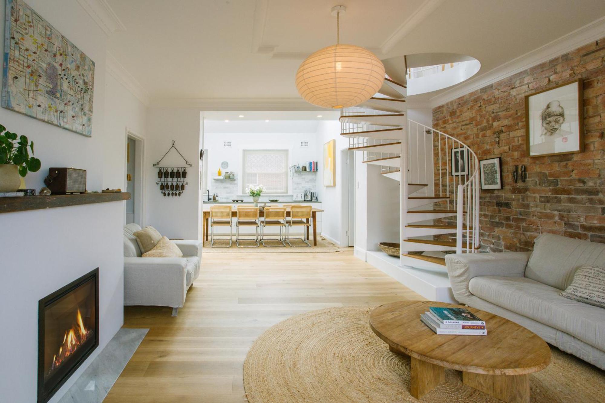 Spacious 4-bedroom Manly Apartment, Balcony, Bath & Fireplace, 2 Min To *