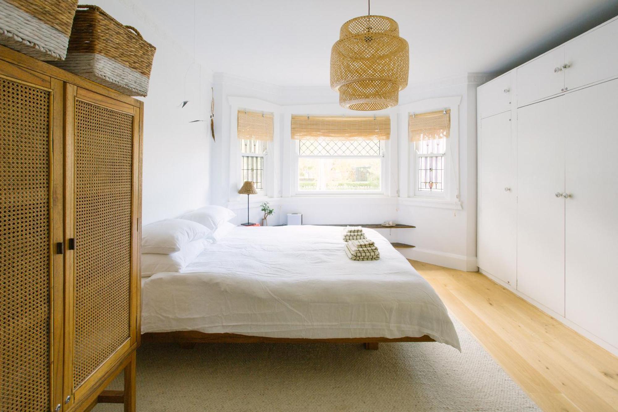 Spacious 4-bedroom Manly Apartment, Balcony, Bath & Fireplace, 2 Min To Apartment Sydney