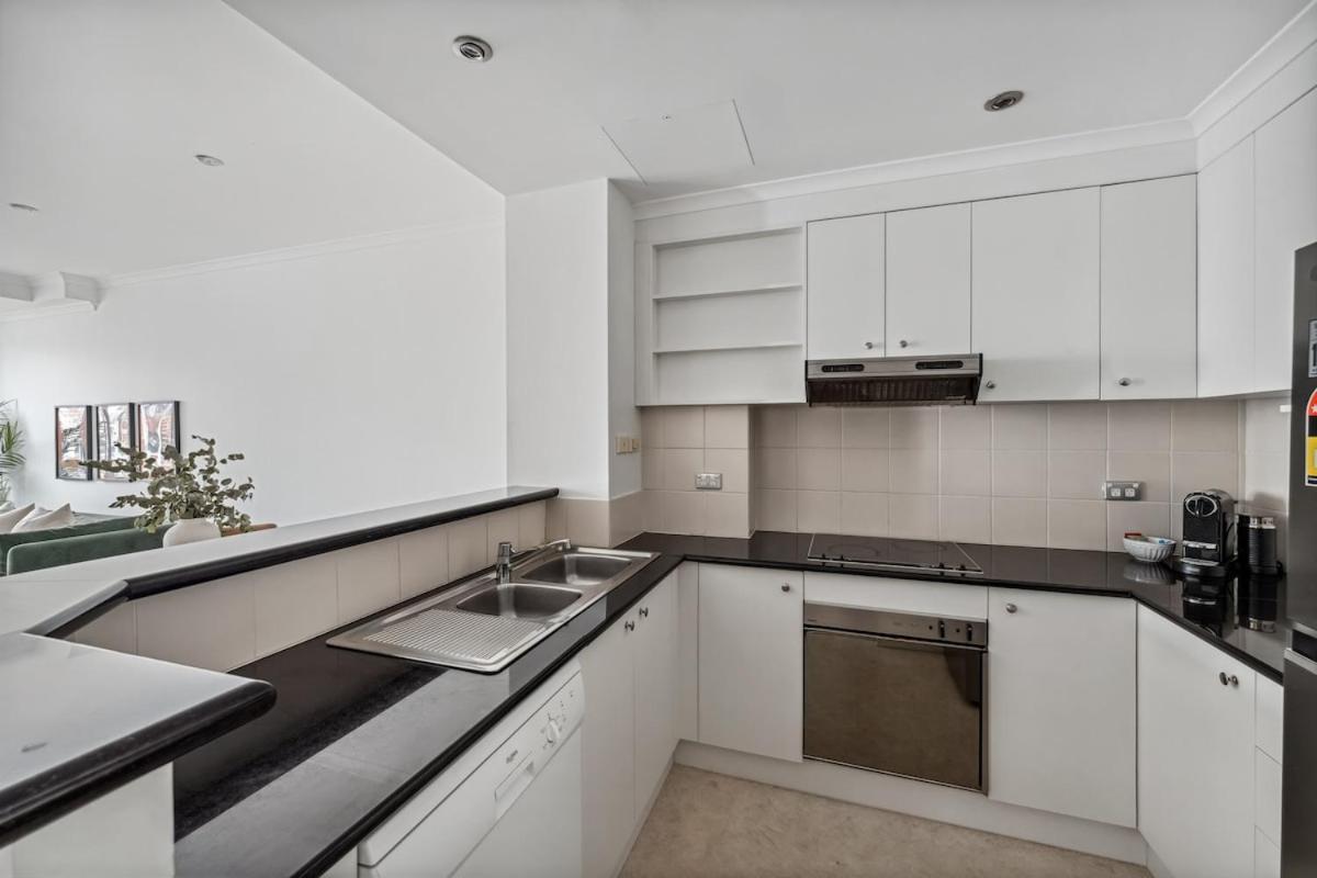 Fireworks, Views, Pool & Parking Apartment Sydney