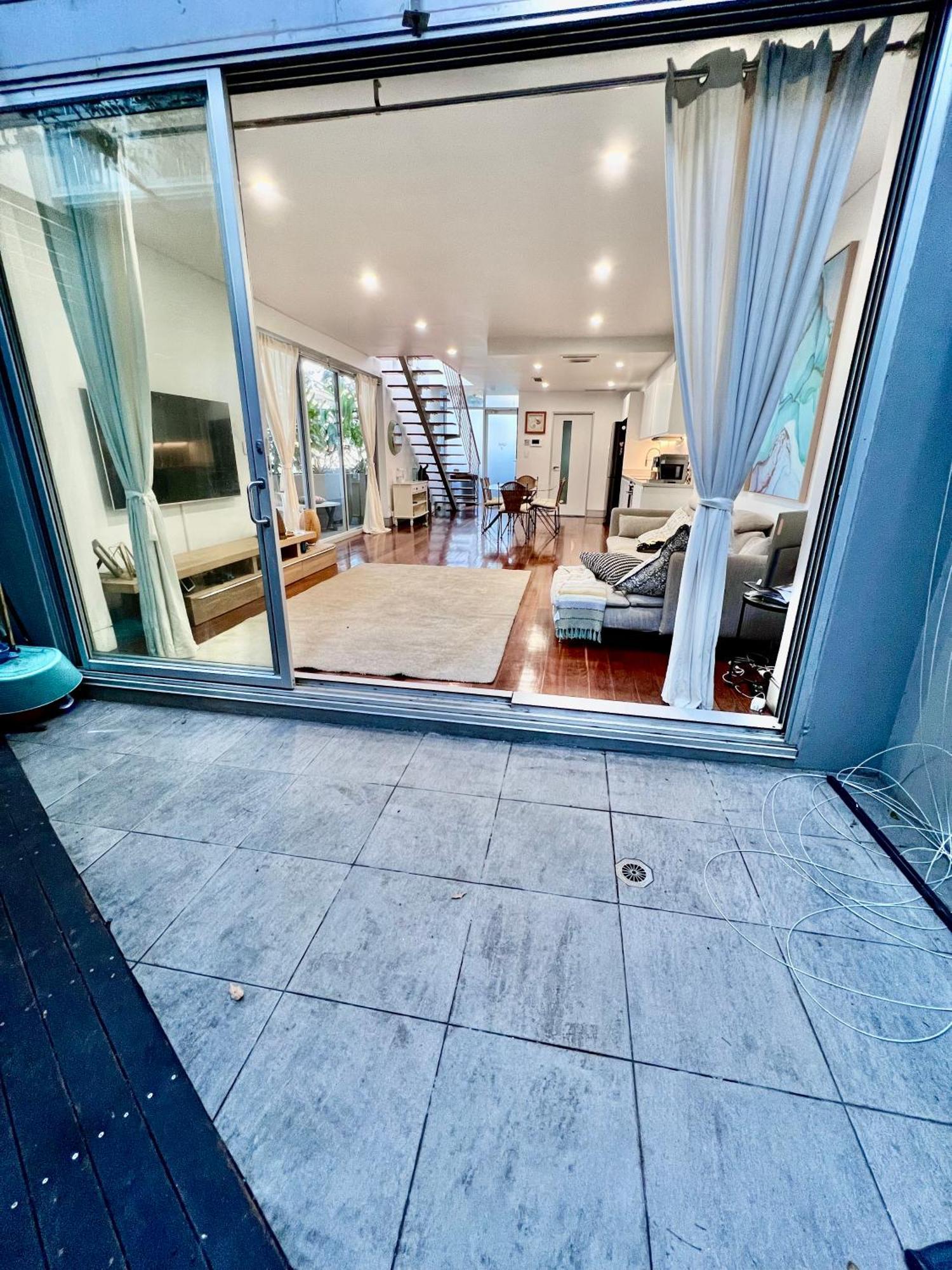Modern Beachside Suite-just Steps From Bondi