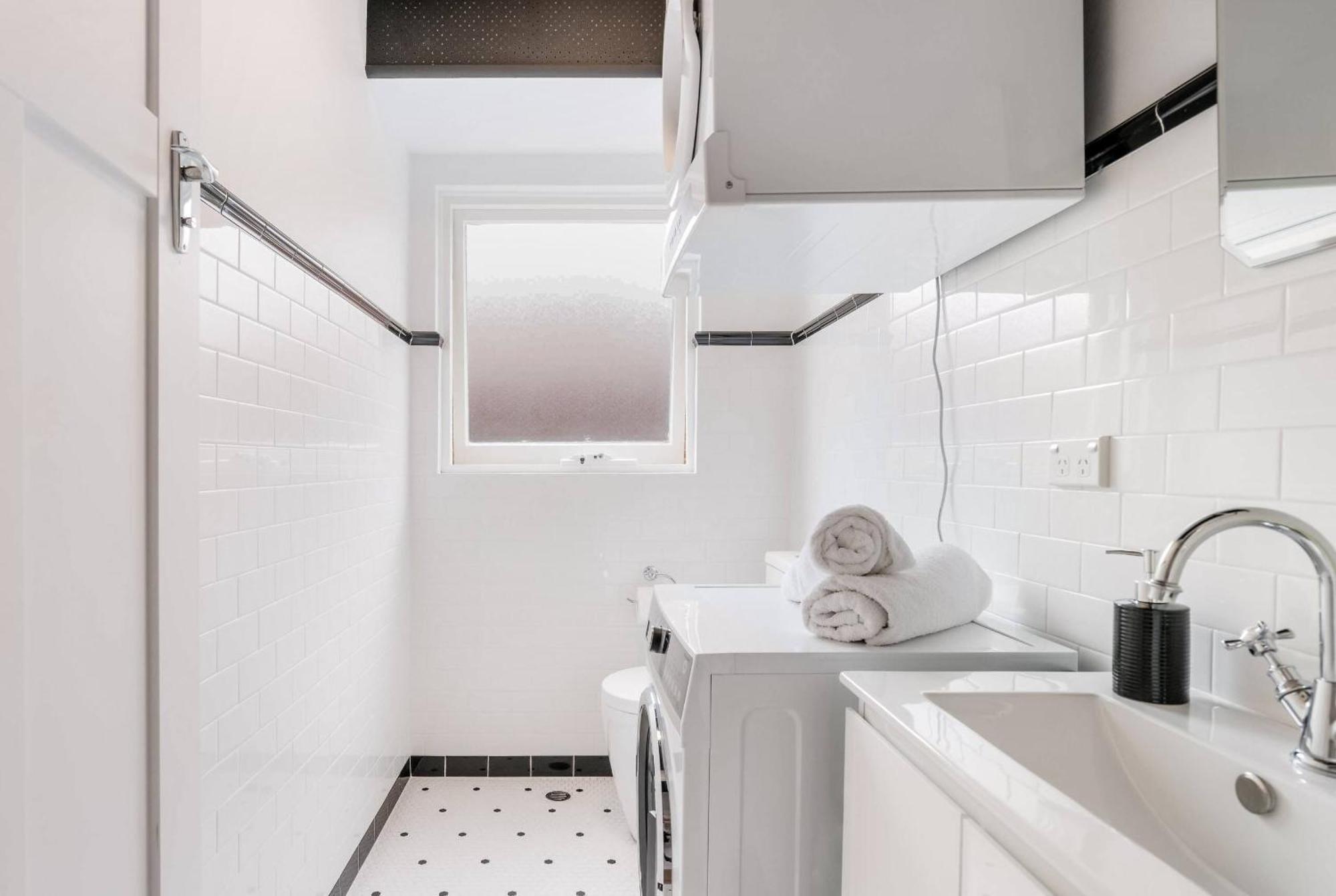 Renovated Retro Near Harbour Front Walks Sydney
