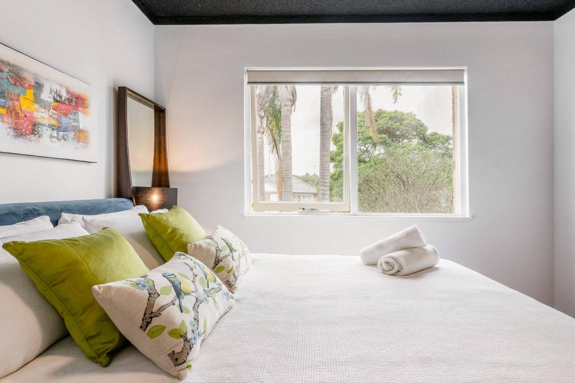 Renovated Retro Near Harbour Front Walks Apartment Sydney