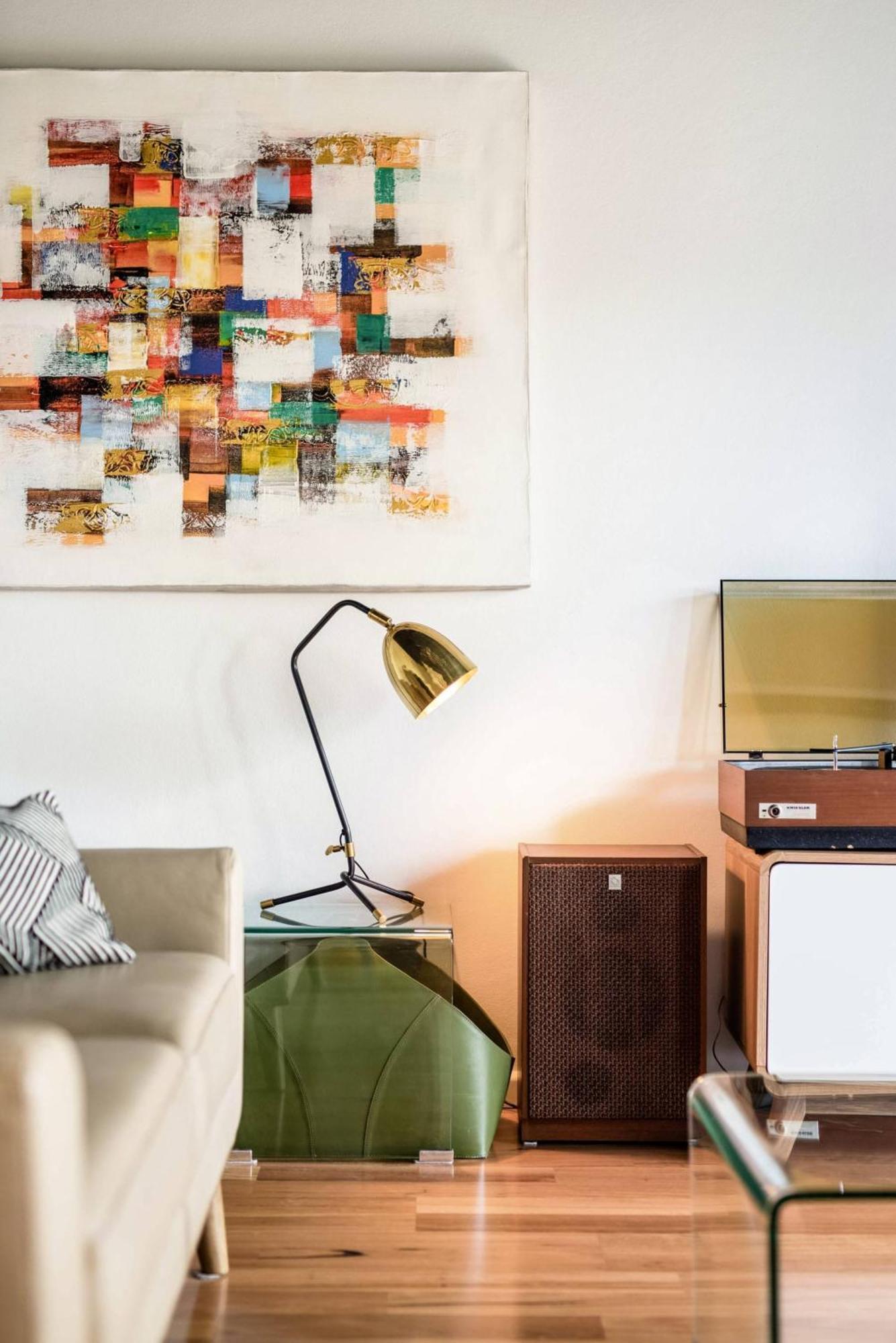 Renovated Retro Near Harbour Front Walks Sydney