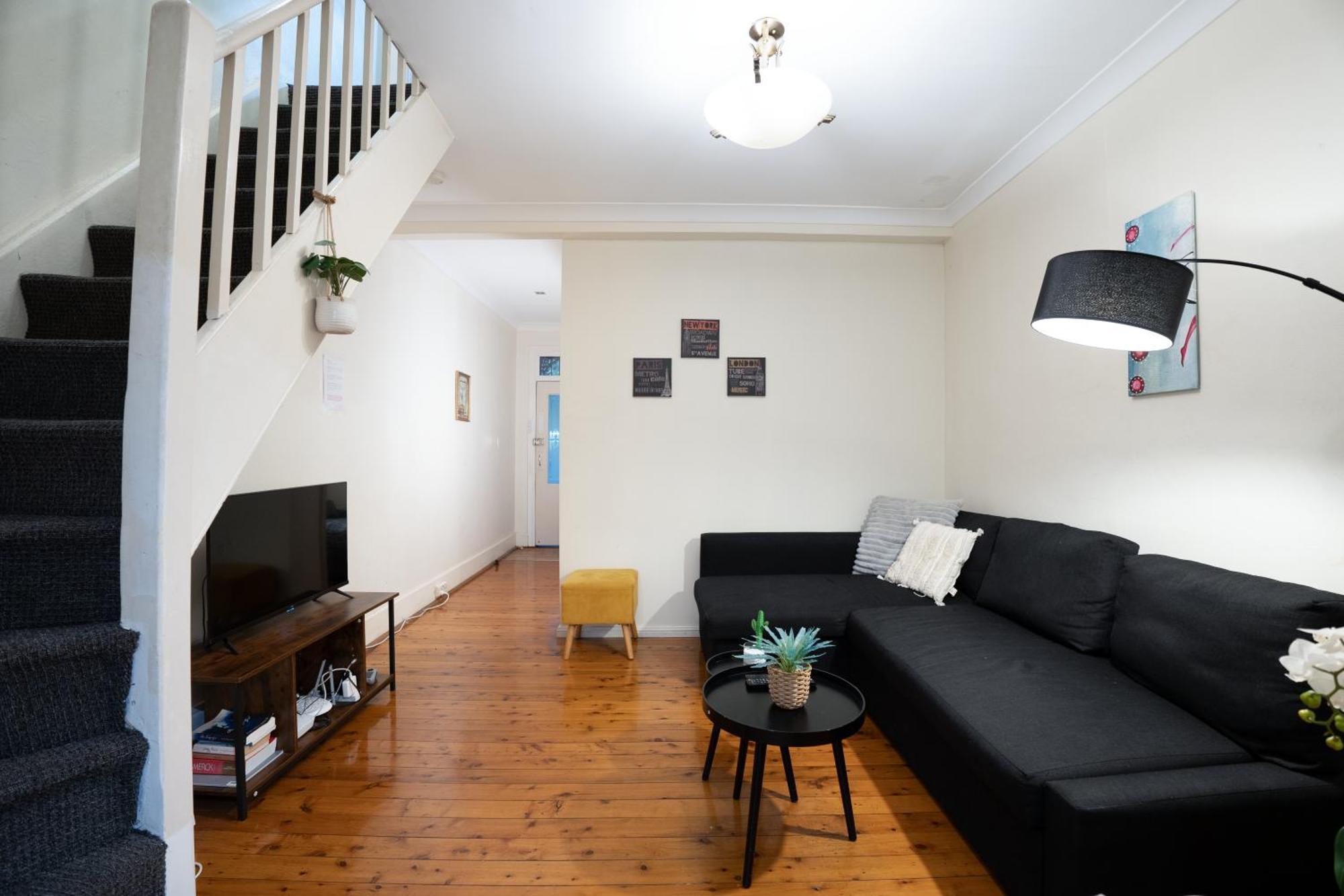 Facilitated 4 Bedroom House & Icc&darling Harbour-8 Mins Walk