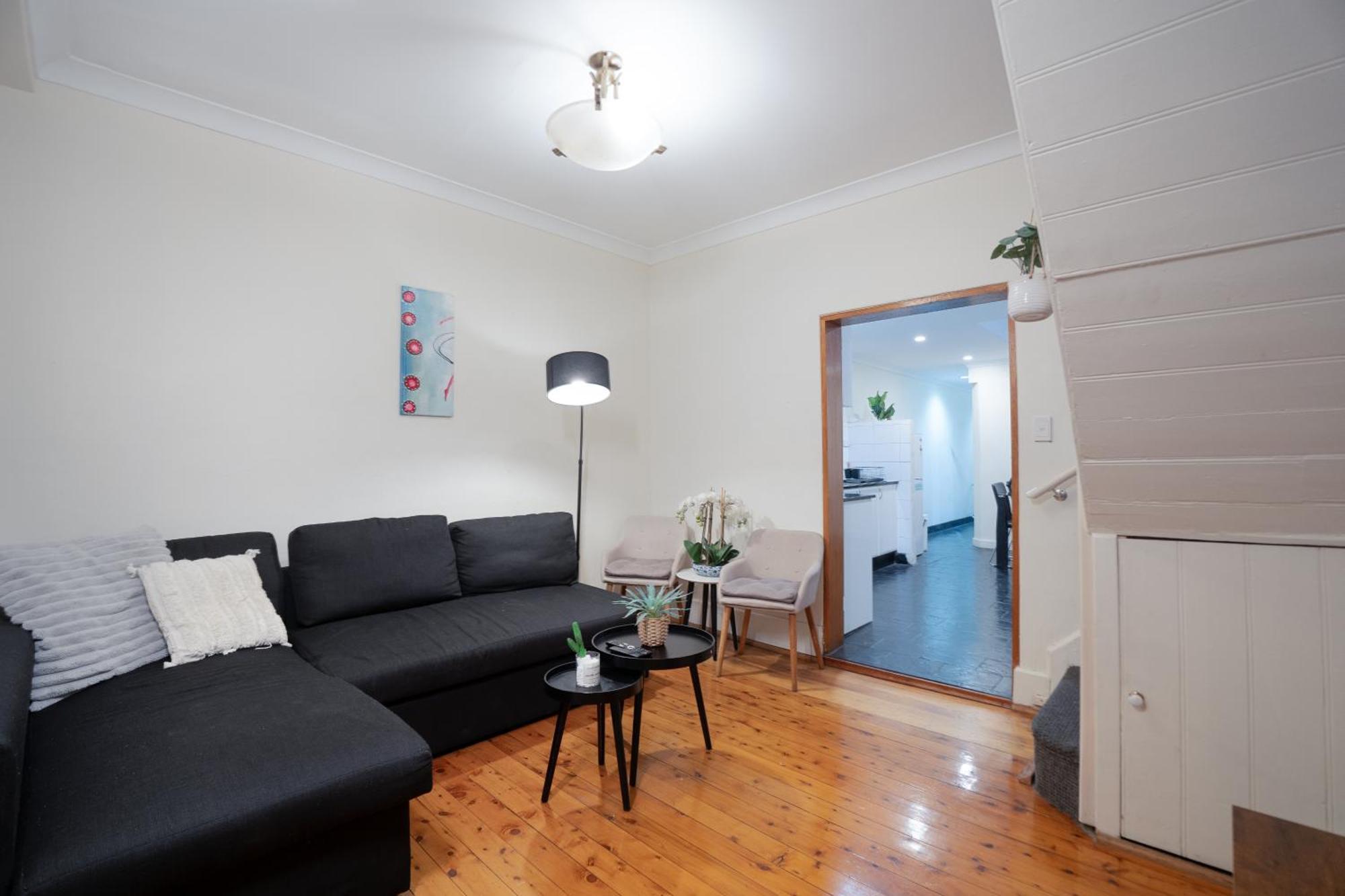 Facilitated 4 Bedroom House & Icc&darling Harbour-8 Mins Walk Holiday home Sydney