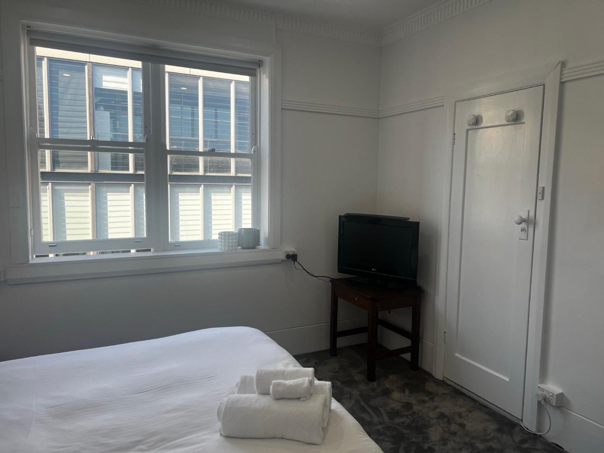 Modest In Potts Point Apartment *
