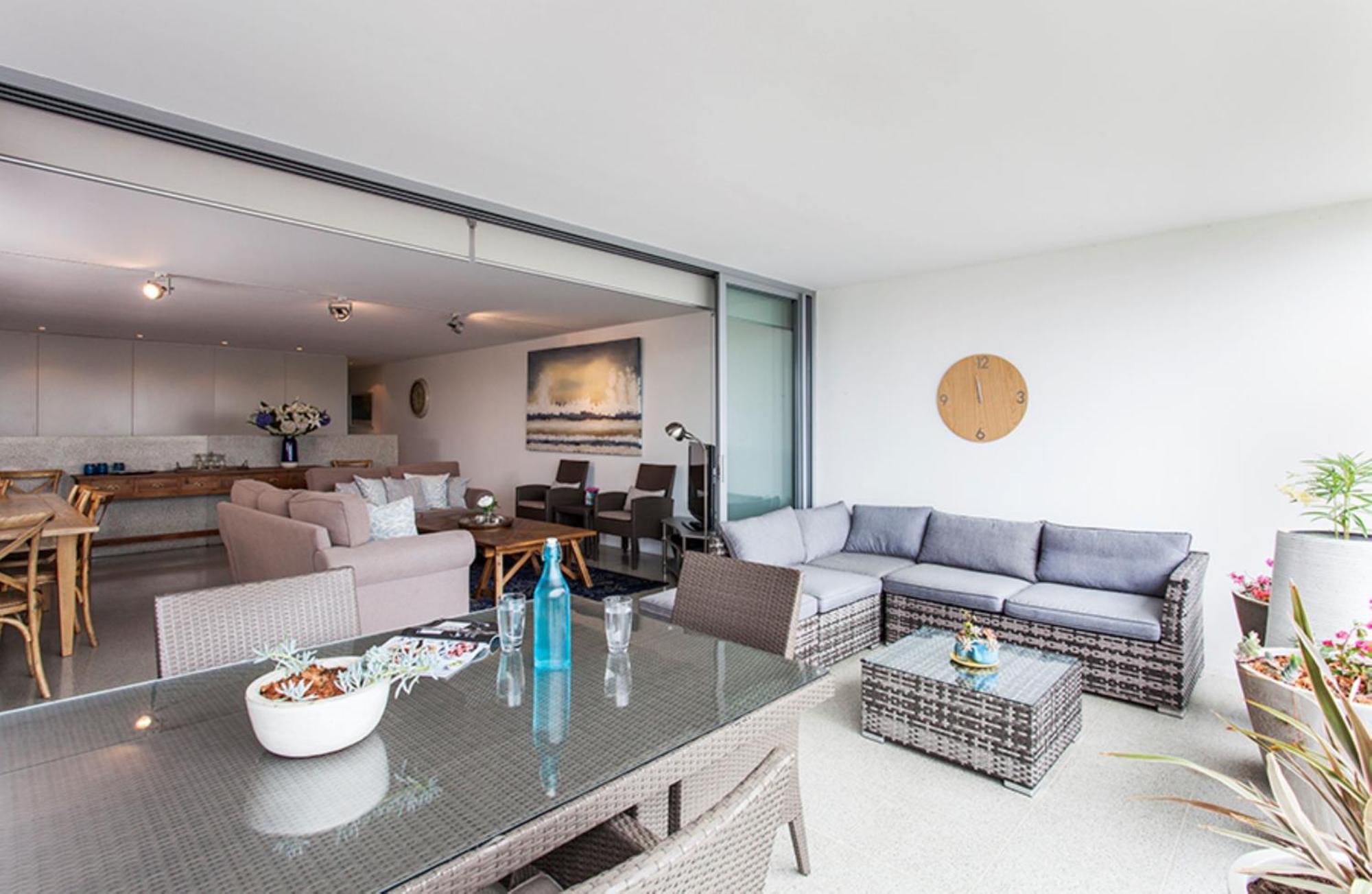 Modern & Sleek, Minutes To The City. Parking/pool Apartment