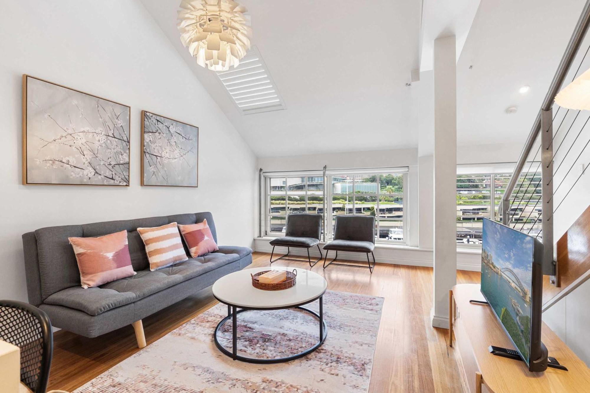 Loft-style Waterfront Apartment *