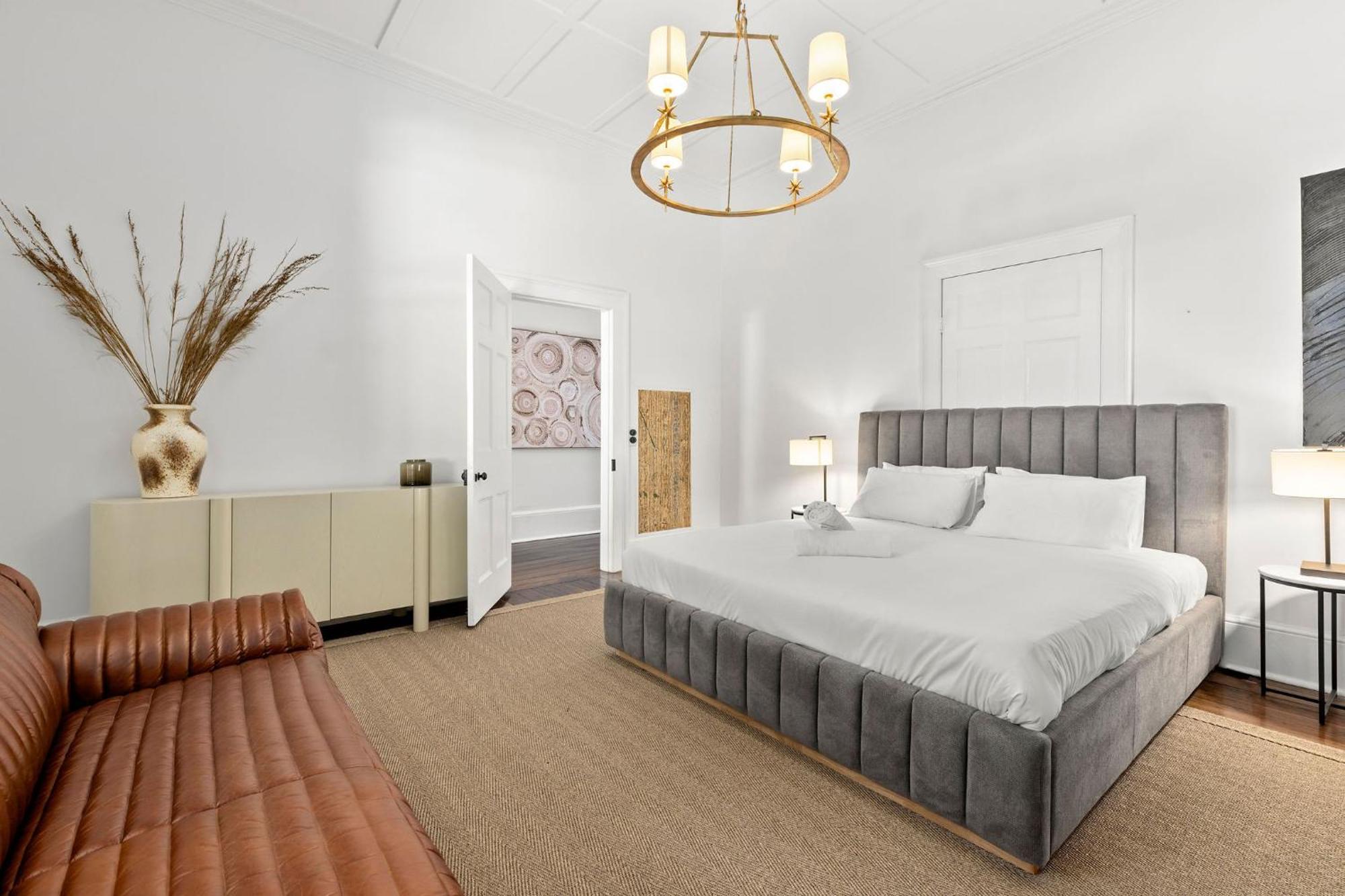 Luxury Harbourside Living With Rich Historic Charm *