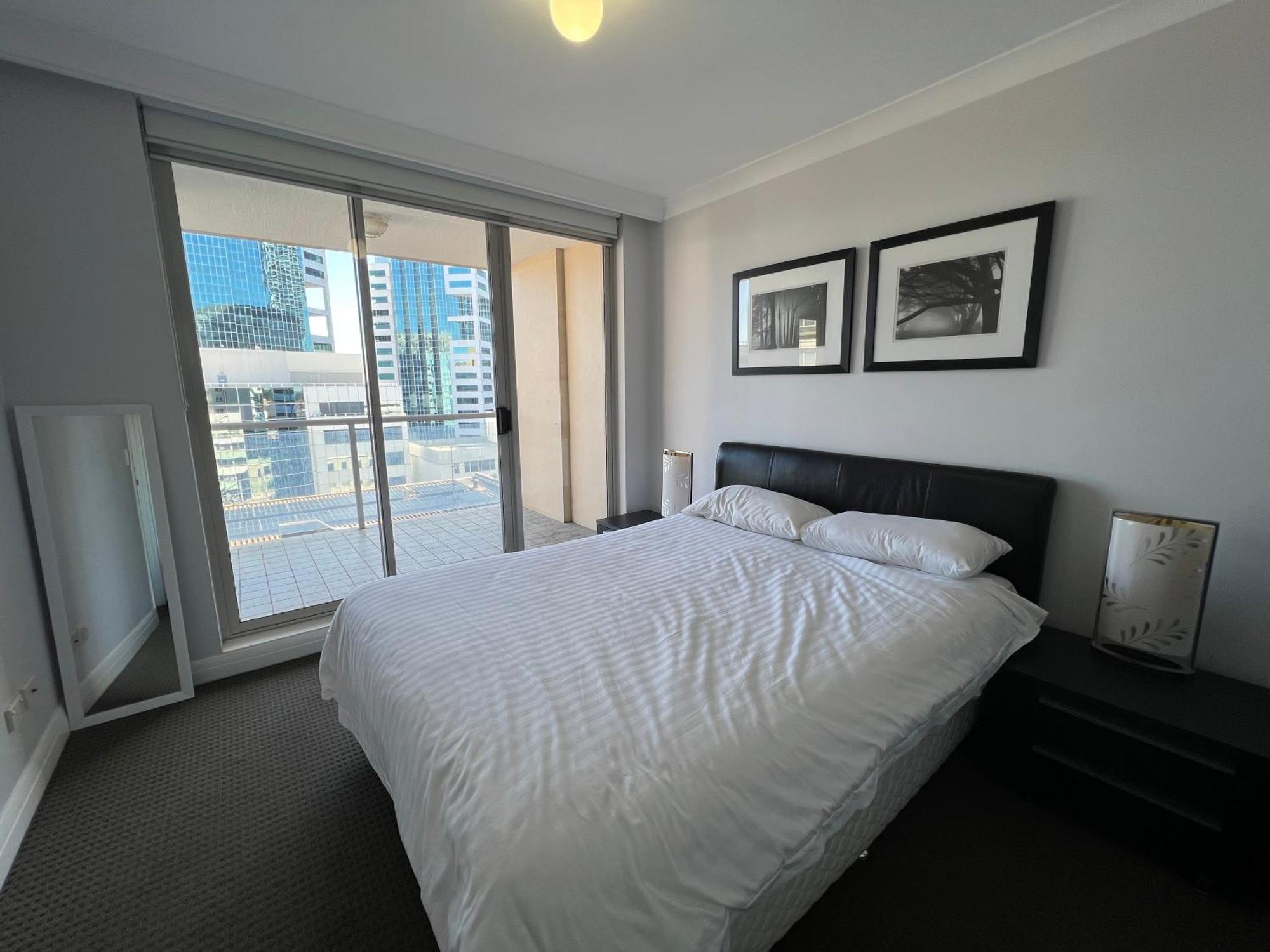 Apartment Spacious One-bedroom Or With Balcony *
