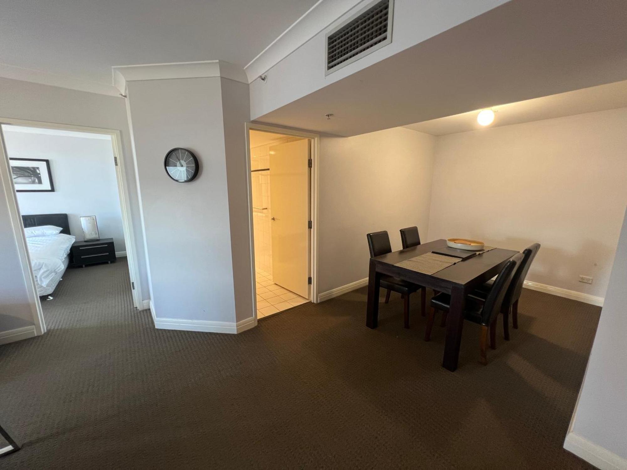Spacious One-bedroom Or With Balcony Apartment *