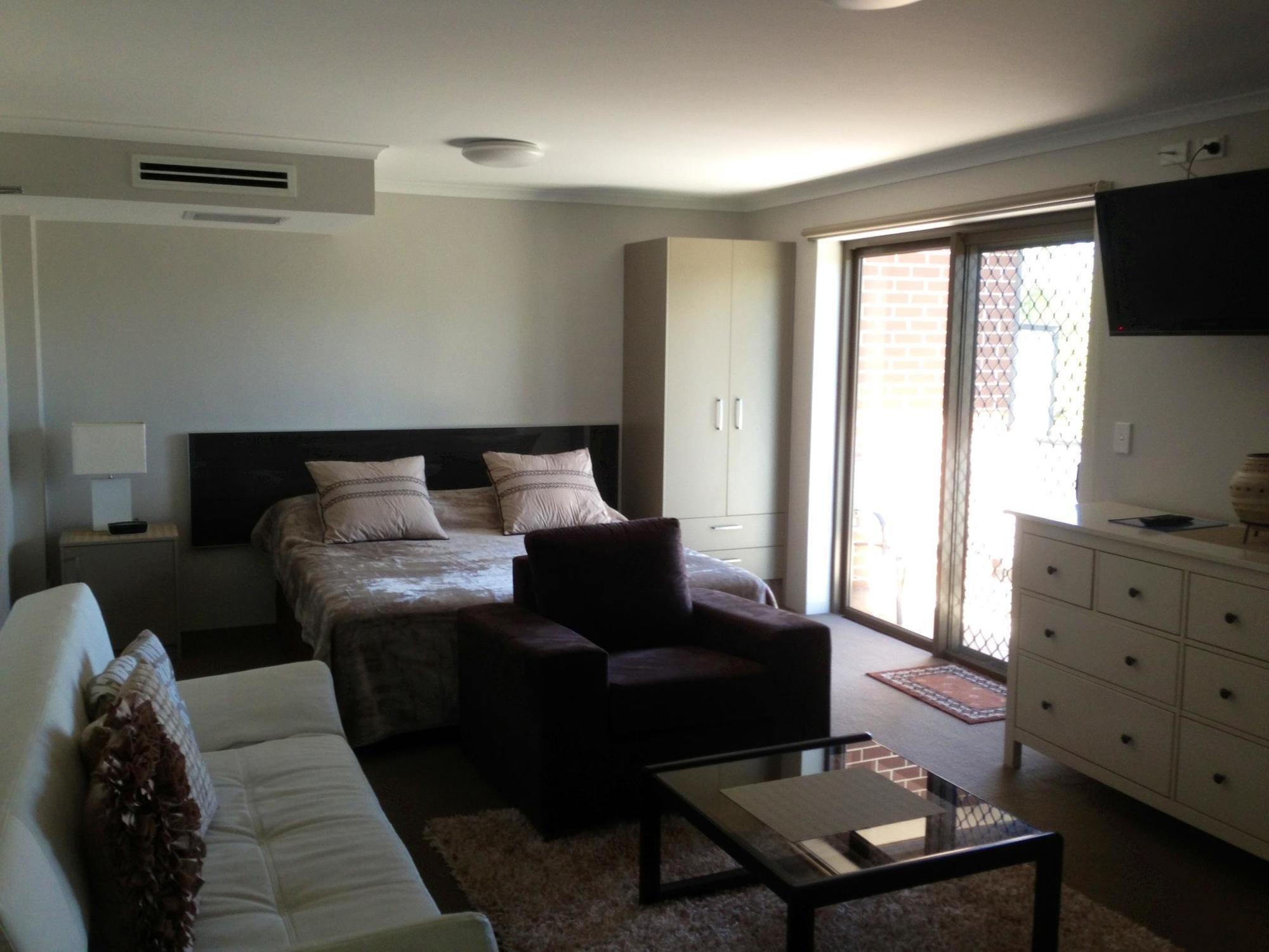 Strathfield Executive Hotel 4*