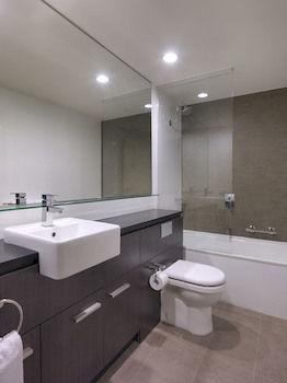 Adina Airport Aparthotel 4*