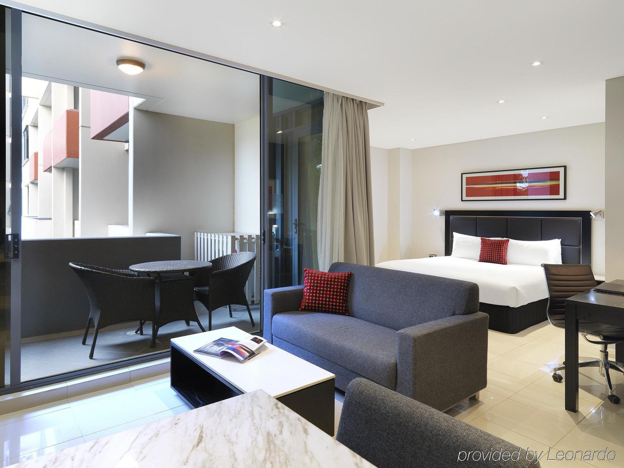 Meriton Waterloo Hotel 5*