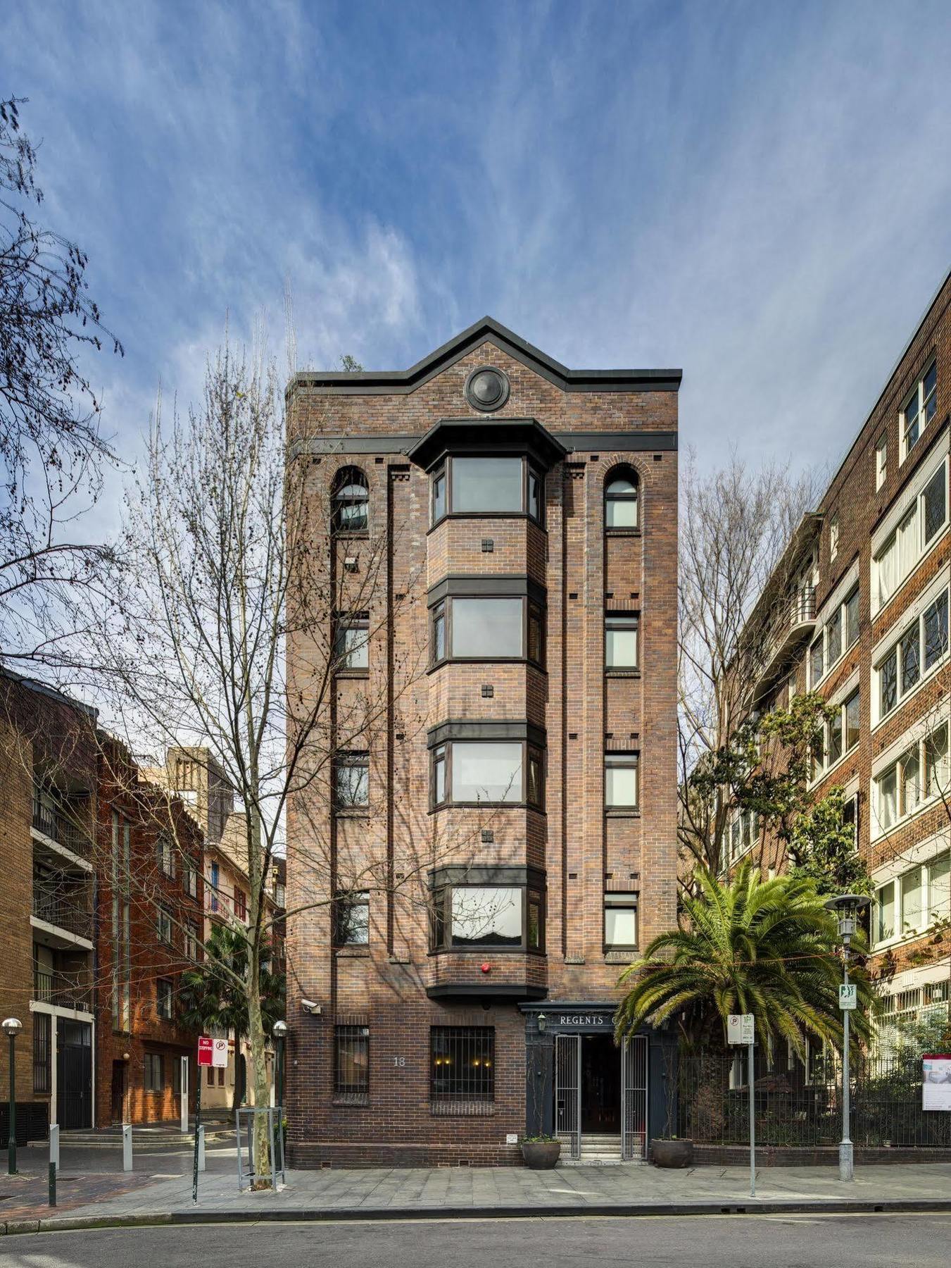Regents Court 4*