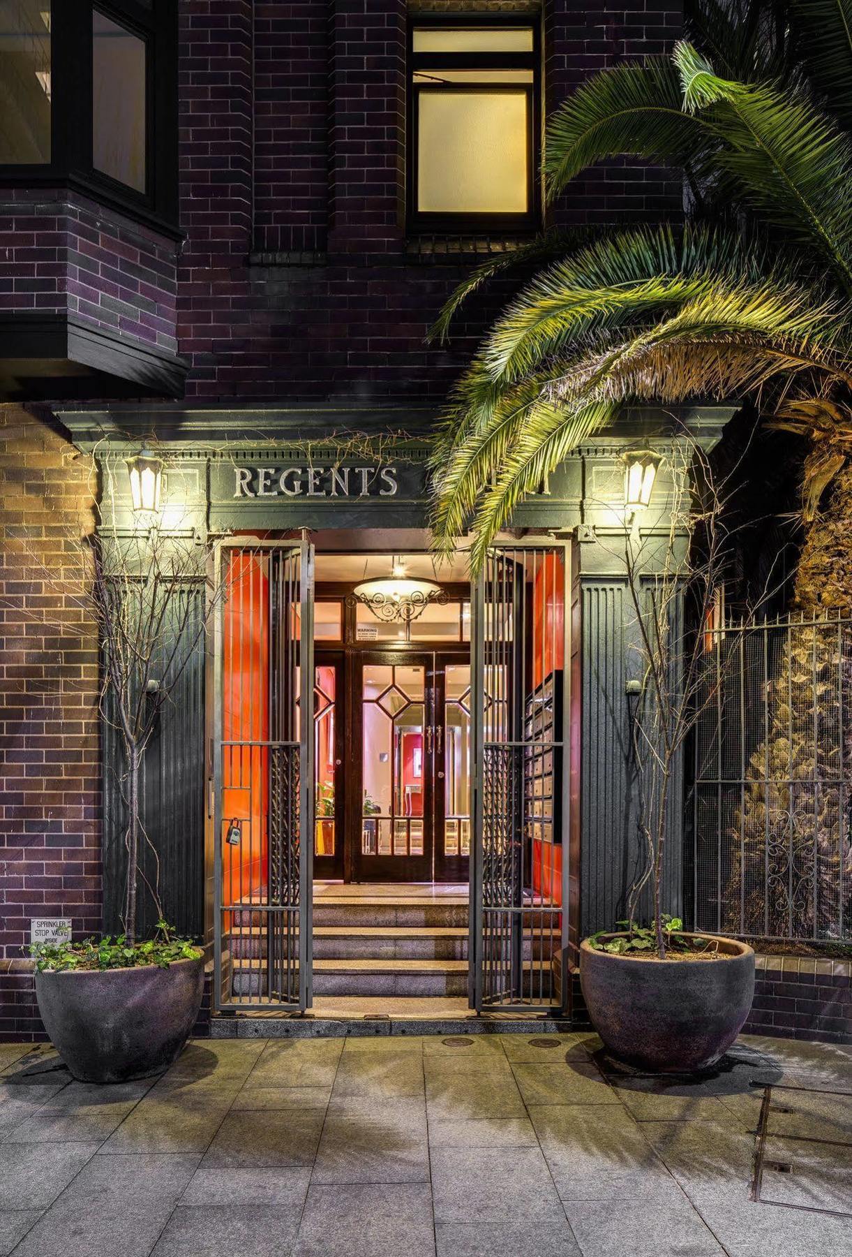 Aparthotel Regents Court 4*