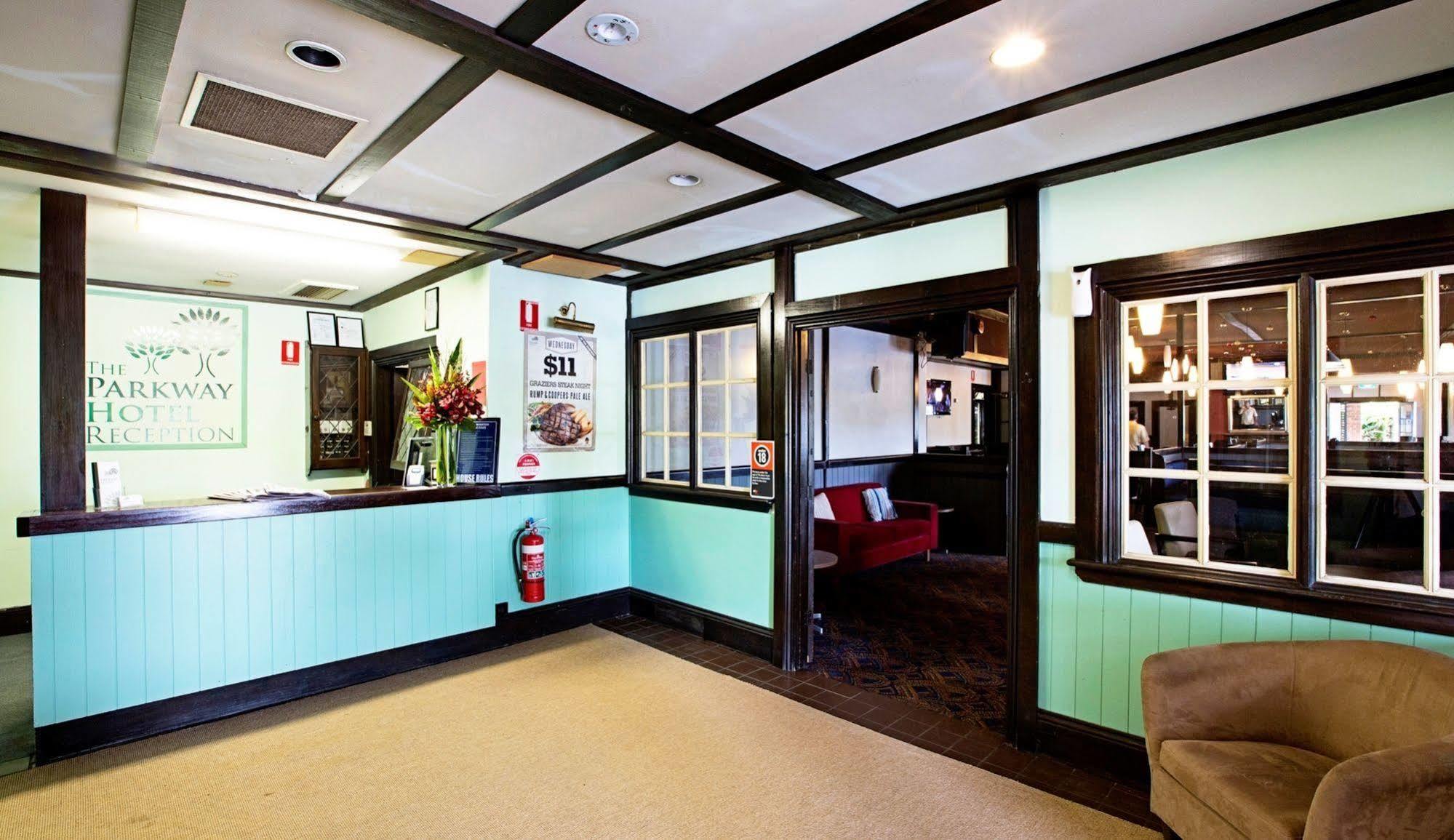 Parkway Inn 2*