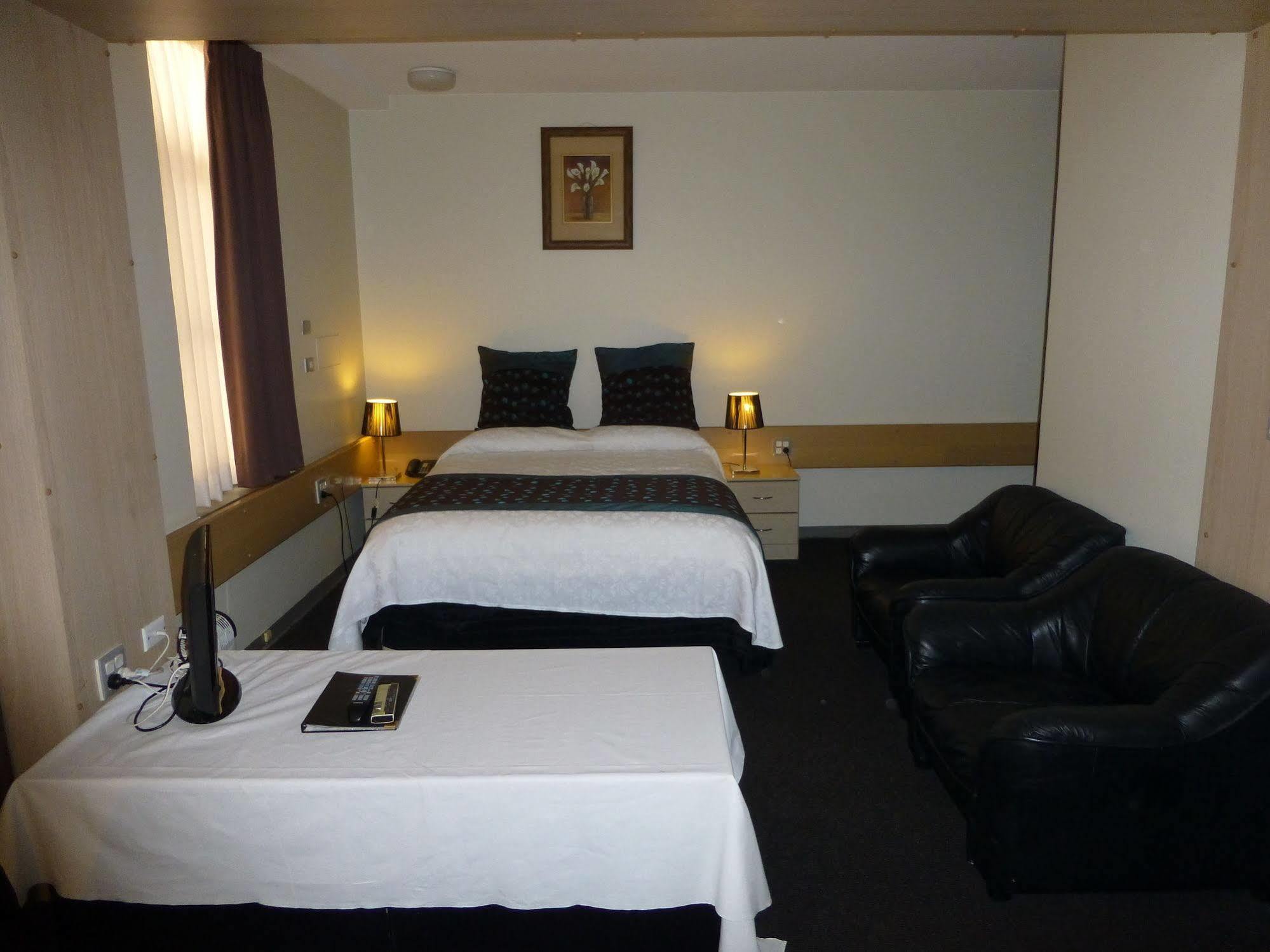 Mariners Court 3*