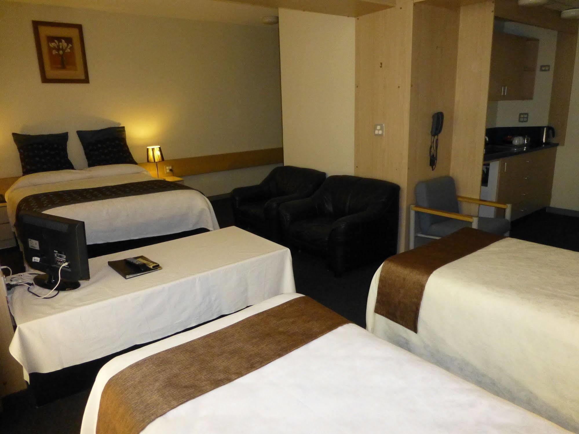 Mariners Court 3*