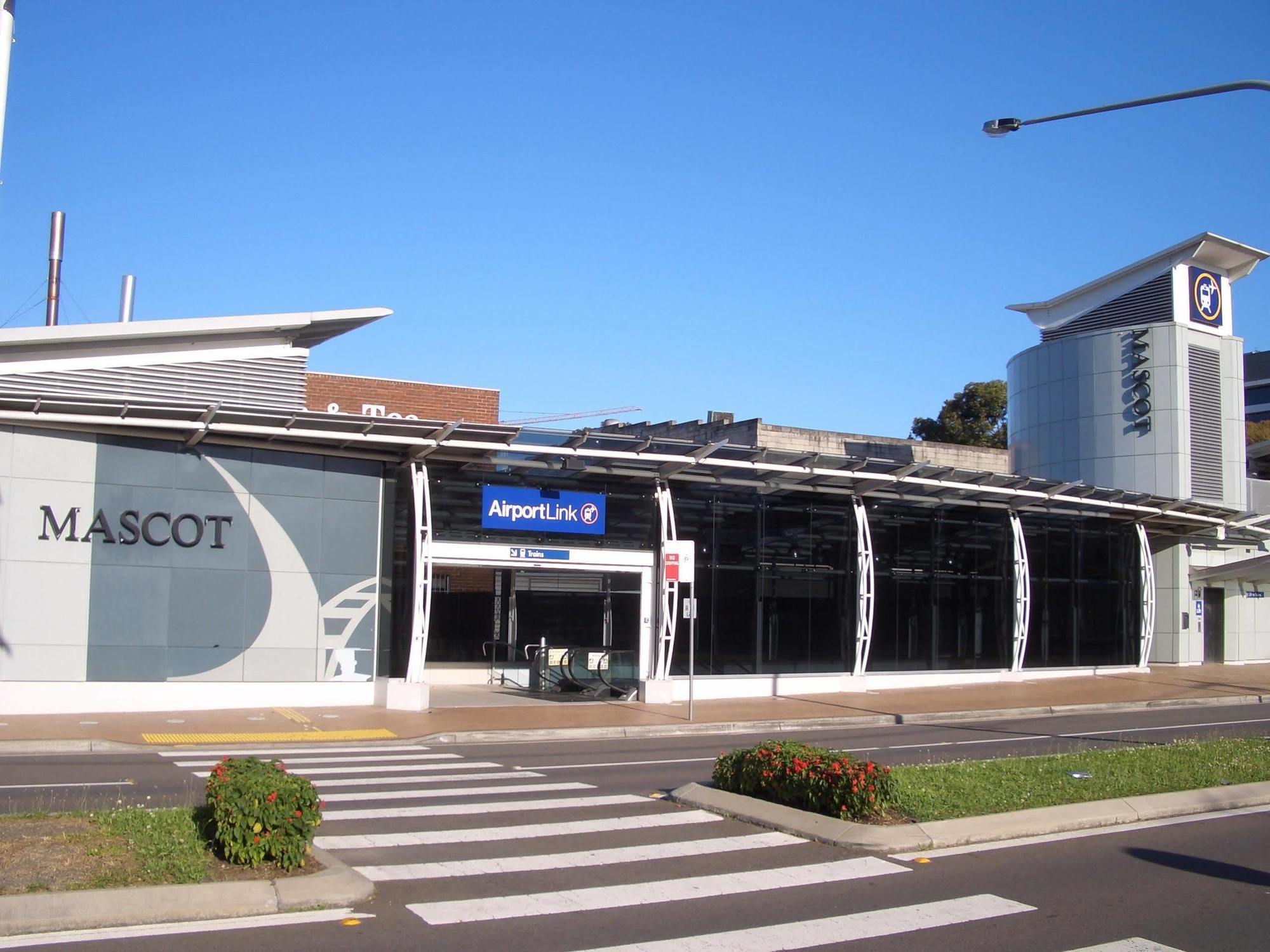 Aparthotel Adina Airport