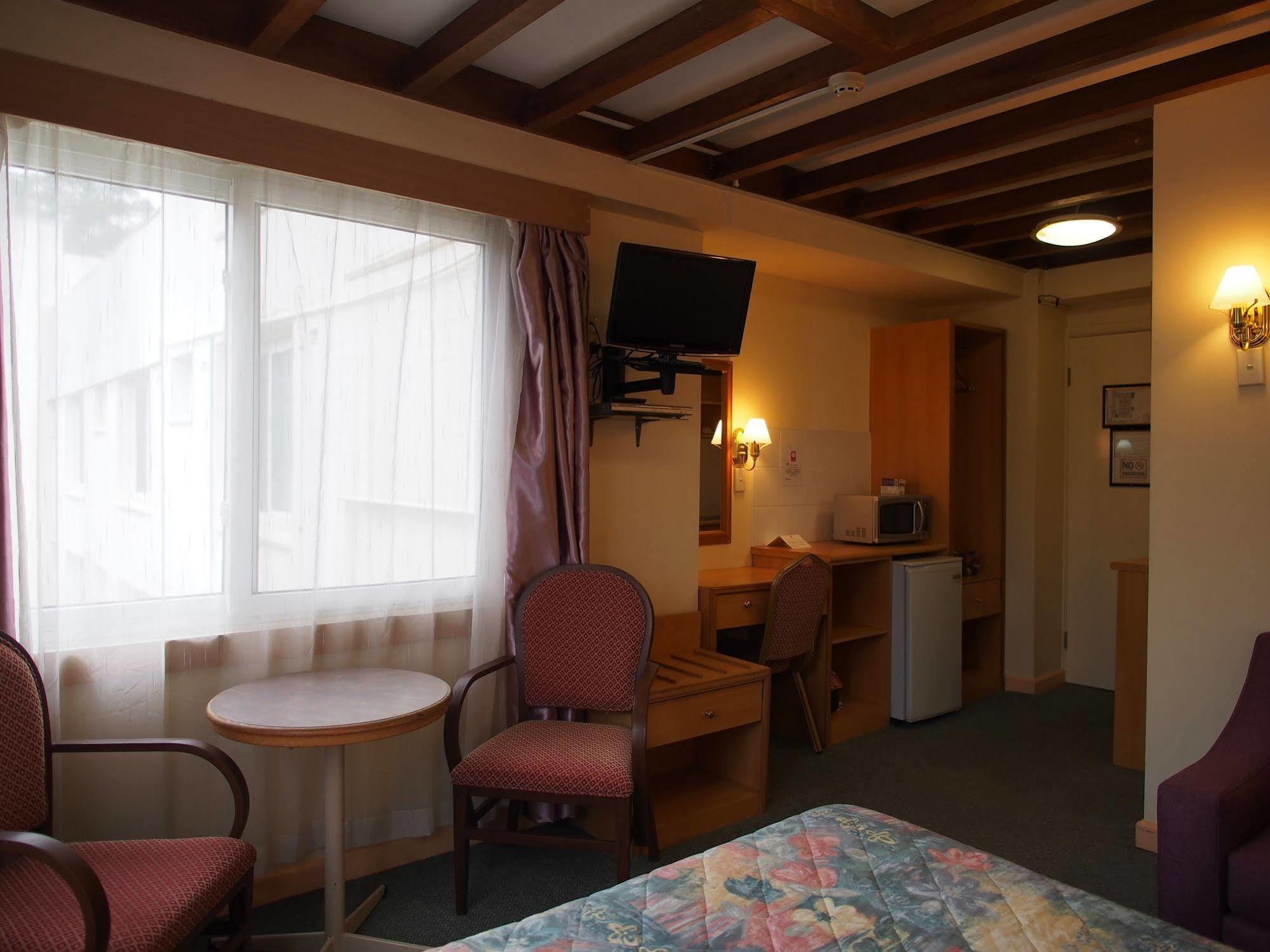 Edgecliff Motel 3*