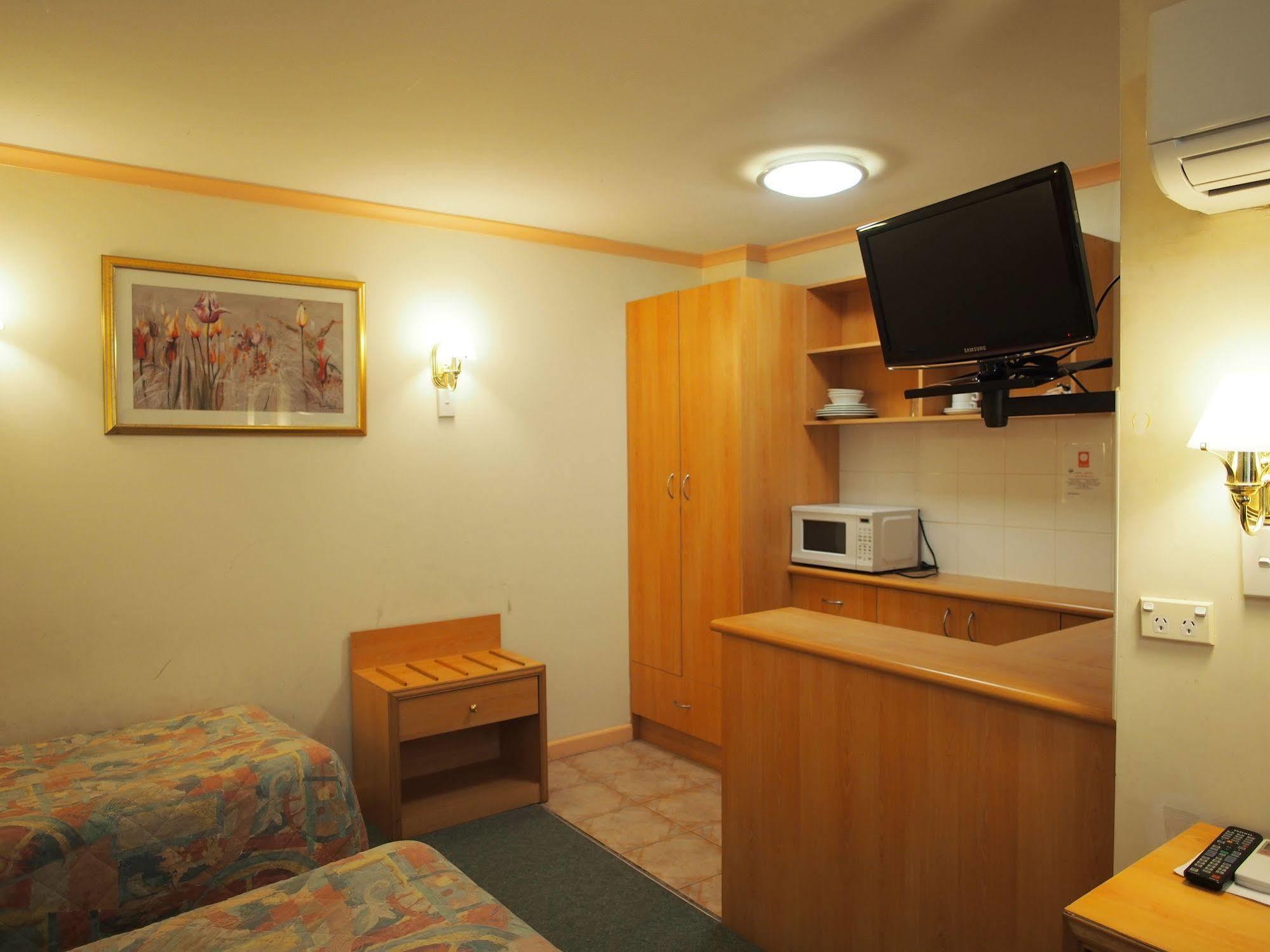 Edgecliff Motel 3*
