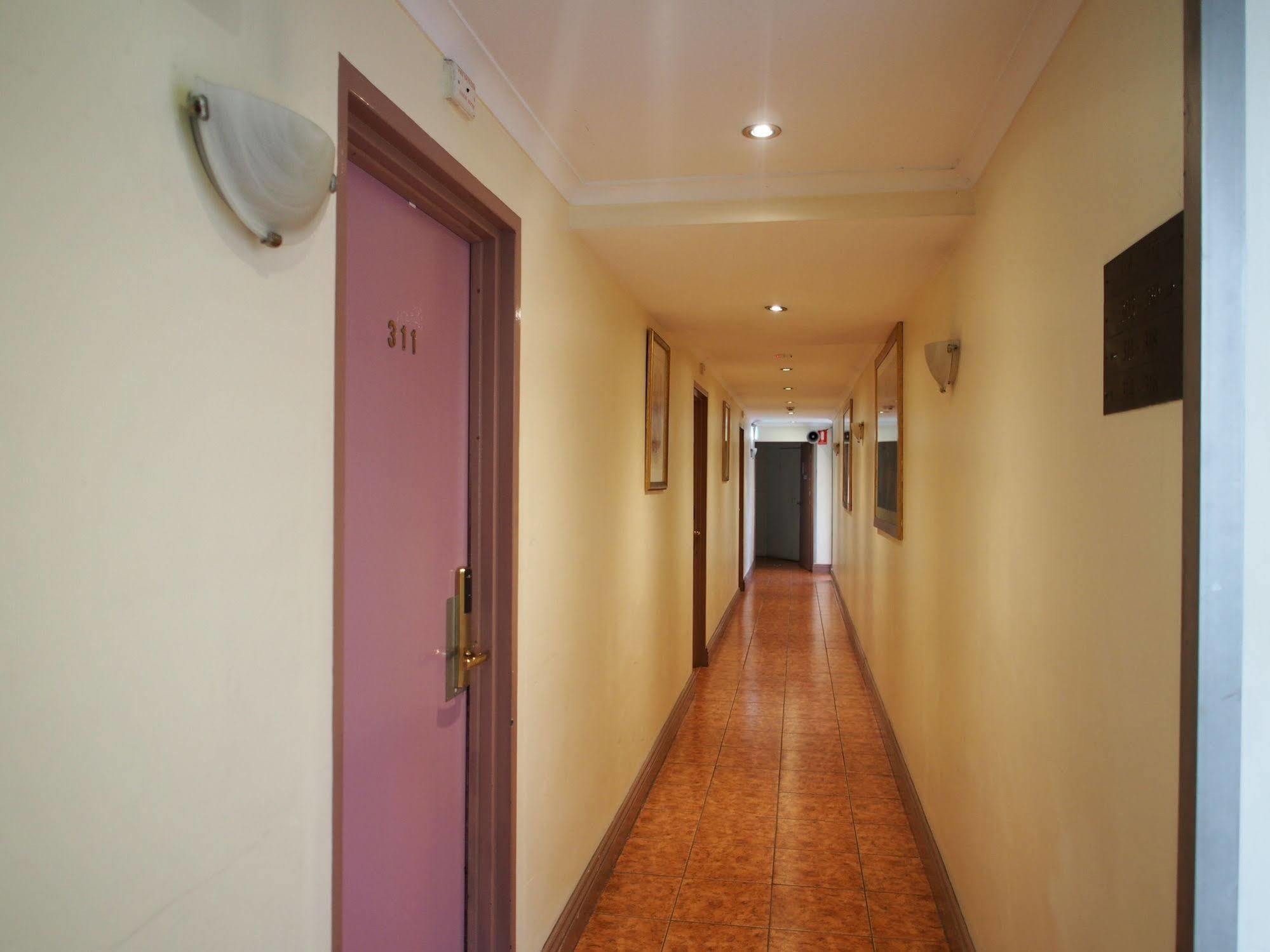 Edgecliff 3*