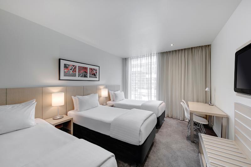 Hotel Travelodge Airport 4*