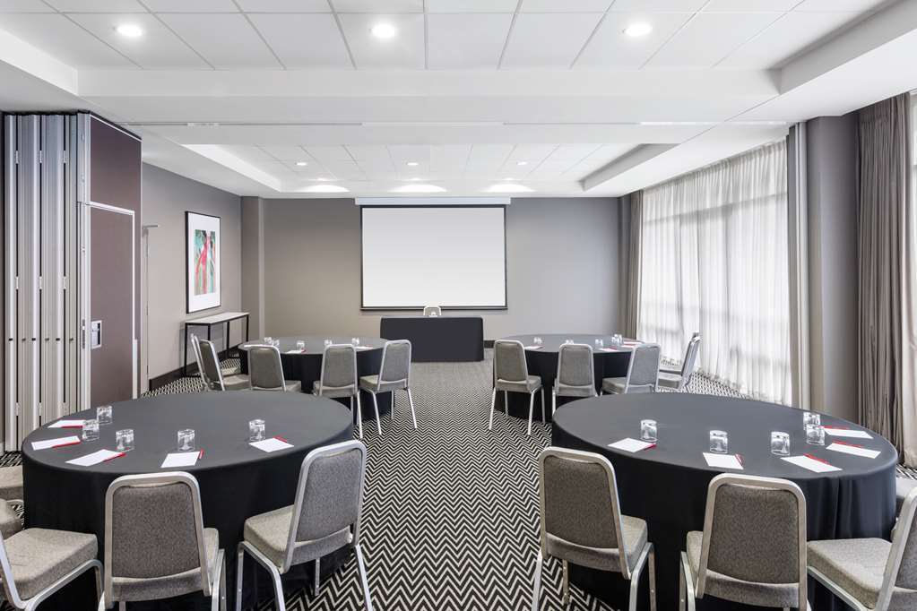 Aparthotel Adina Airport 4*