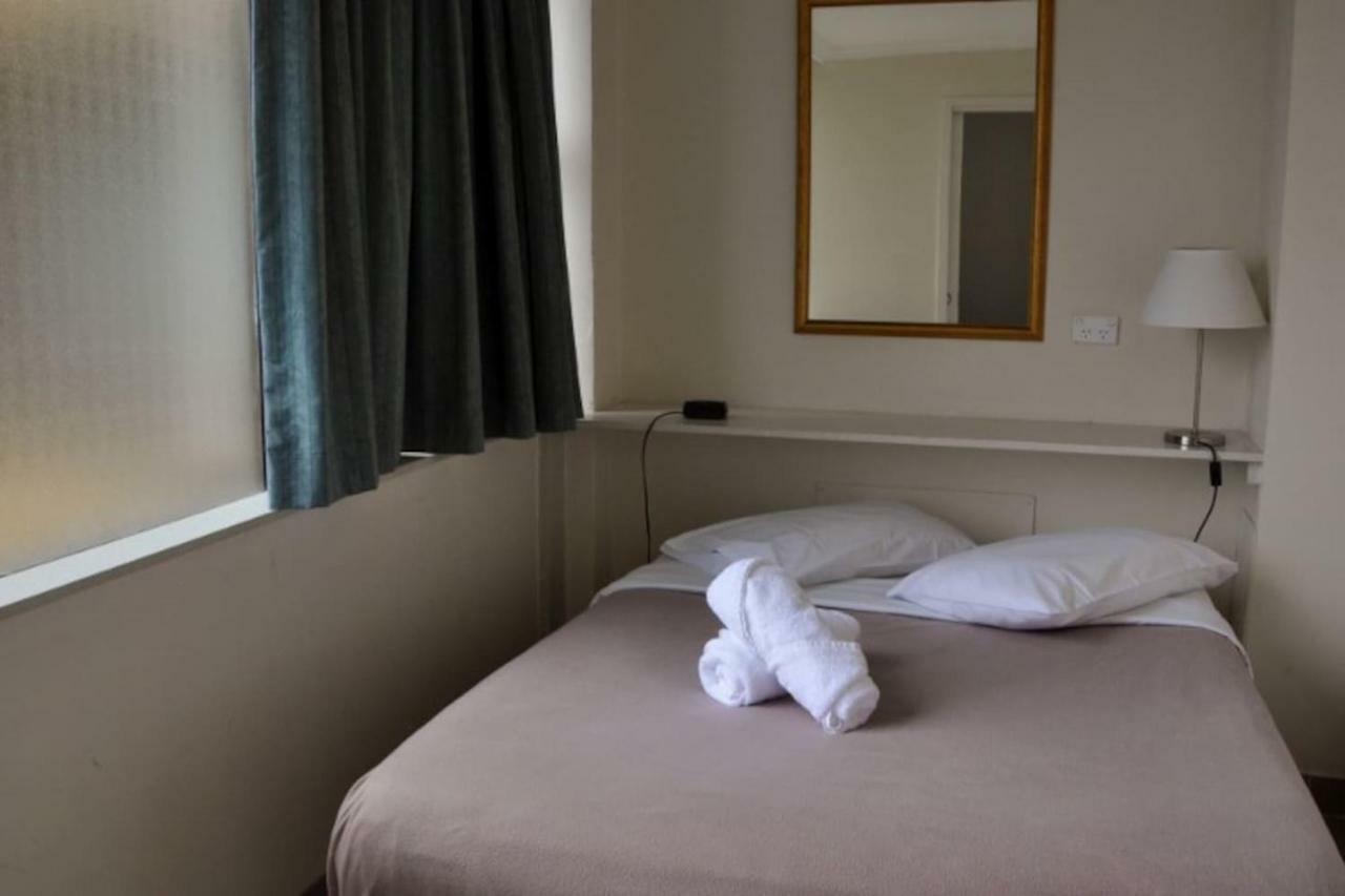 City Centre - Hyde Park Plaza 3 Bedroom 1 Bathroom Apartment *