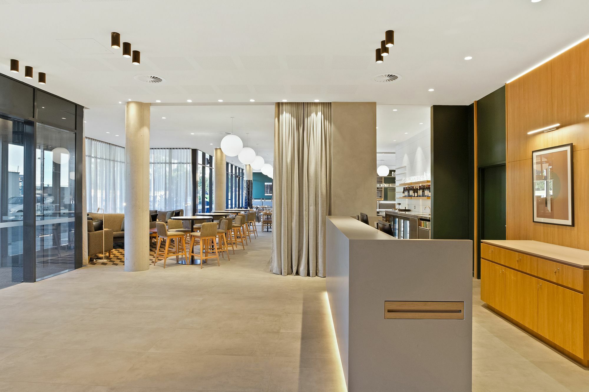 Mantra On Airport Hotel 4*