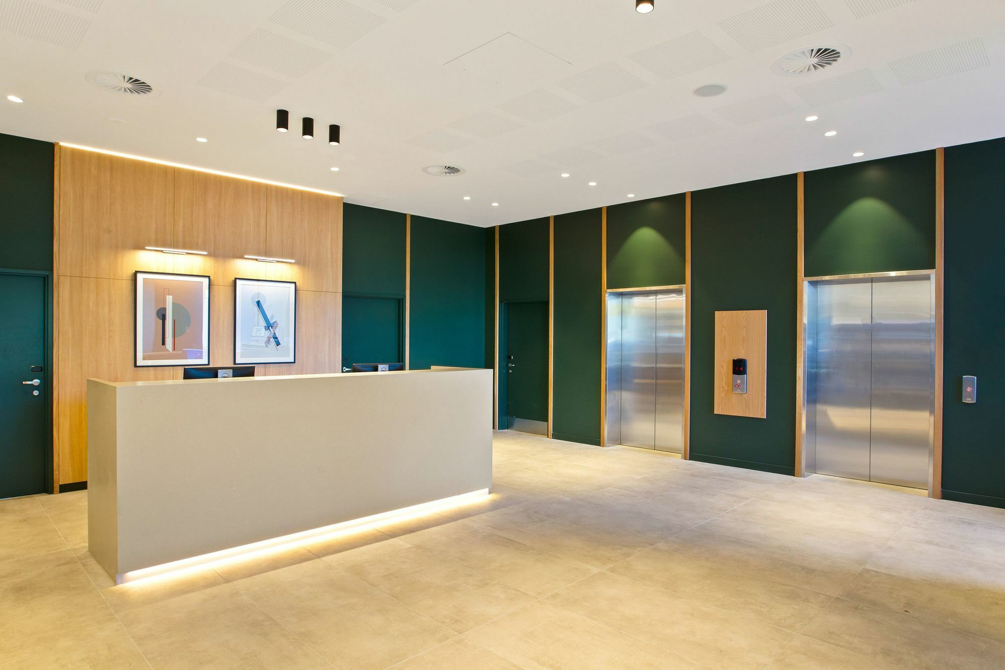 Mantra On Airport Hotel 4*
