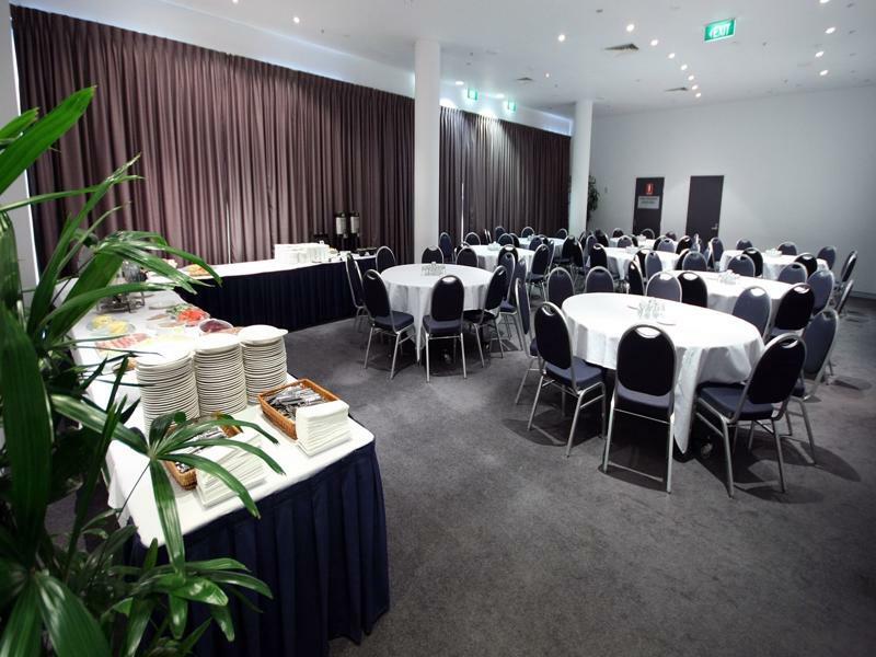 Hotel Ibis Olympic Park 3*
