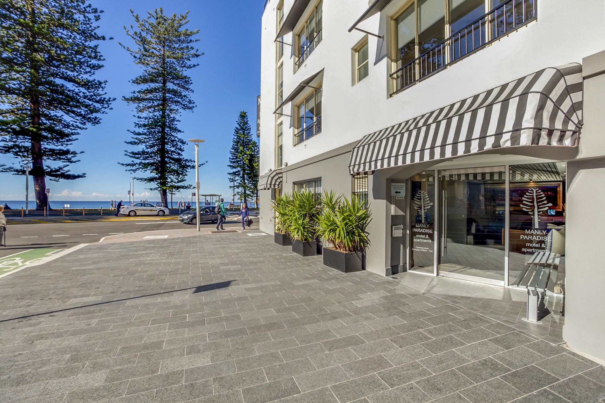 Manly Paradise & 3*