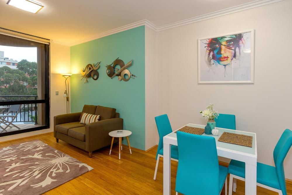 Thriving City Location, Dining Hub Apartment