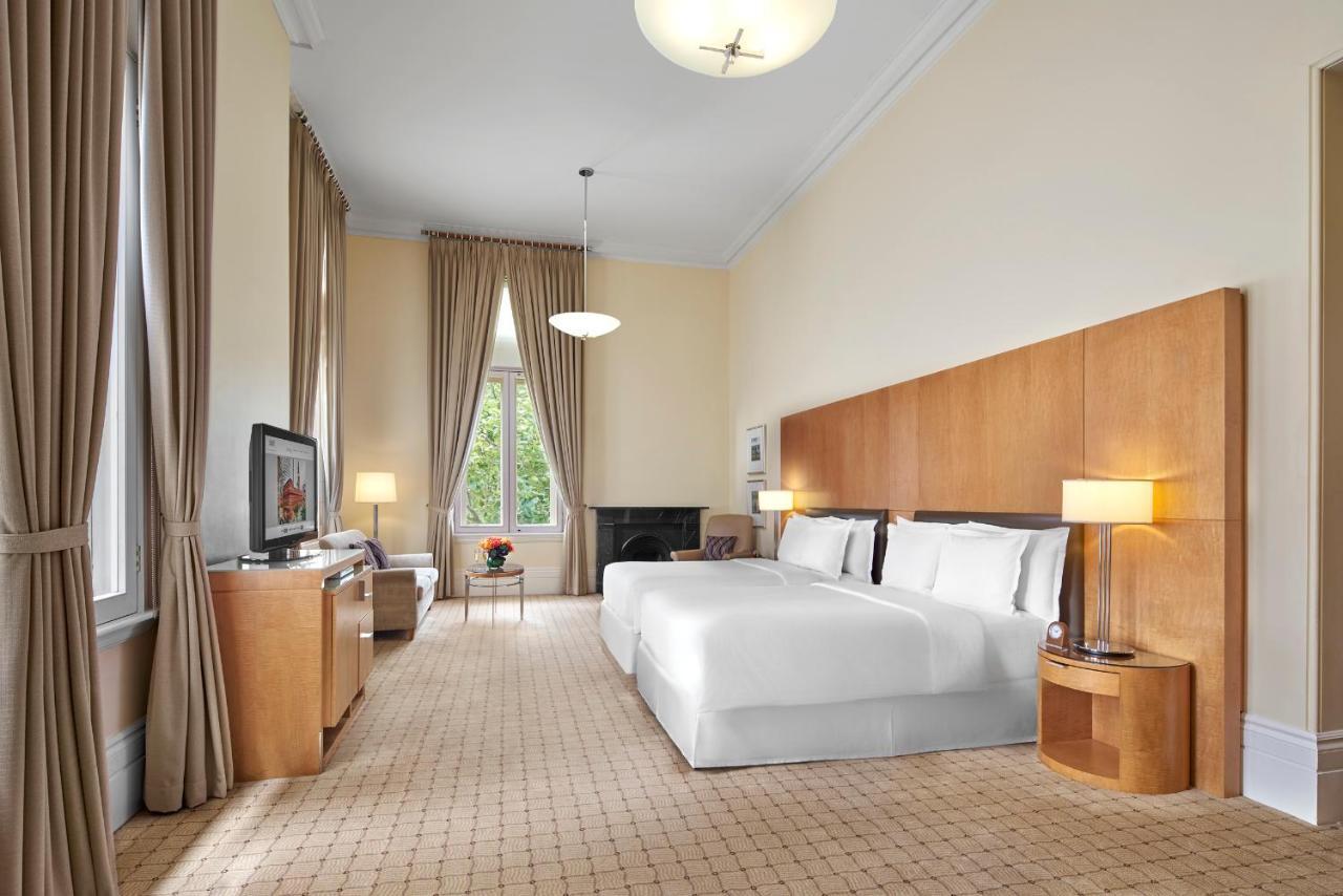 The Fullerton Hotel 5*